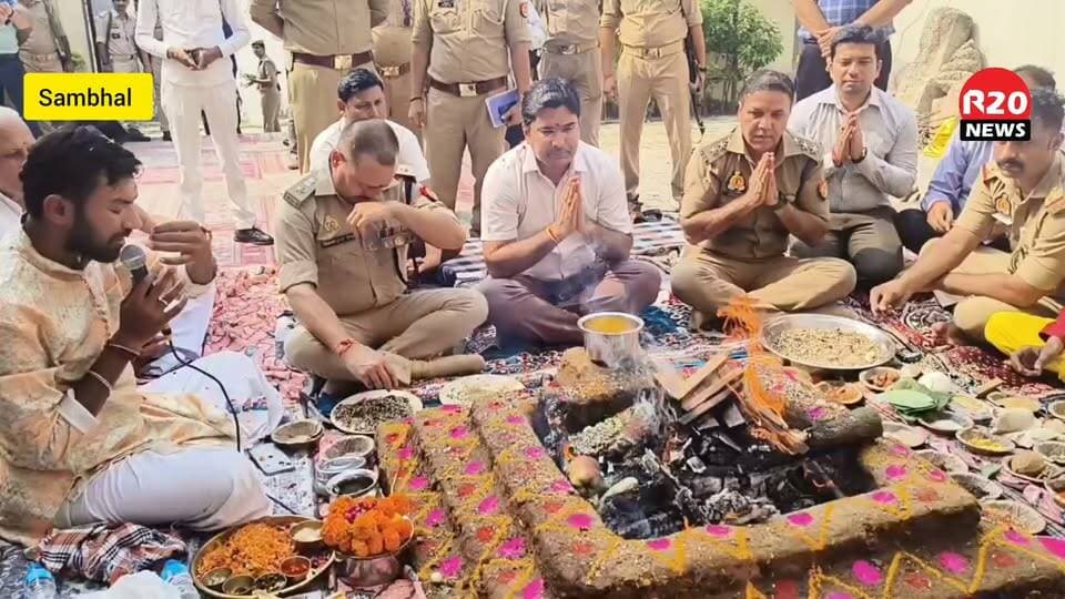 संभल-नवरात्र में सत्यवृत पुलिस चौकी में यज्ञ पूजन,वैदिक मंत्रों का उद्घोष,संभल में शांति और सुख को लेकर पुलिस ने मां दुर्गे के लिए किया पूजन,डीएम एसपी ने दी यज्ञ में आहुति,विवादित स्थल शाही जामा मस्जिद के आगे स्थित सत्यव्रत चौकी में हवन करा रहे अधिकारी,ढेड वर्ष पूर्व अप्रेल 2025 मे सुरक्षा हेतु बनी थी पुलिस चौकी,संवेदनशील शहर मे अमन शांति के लिए किया जा रहा हवन।