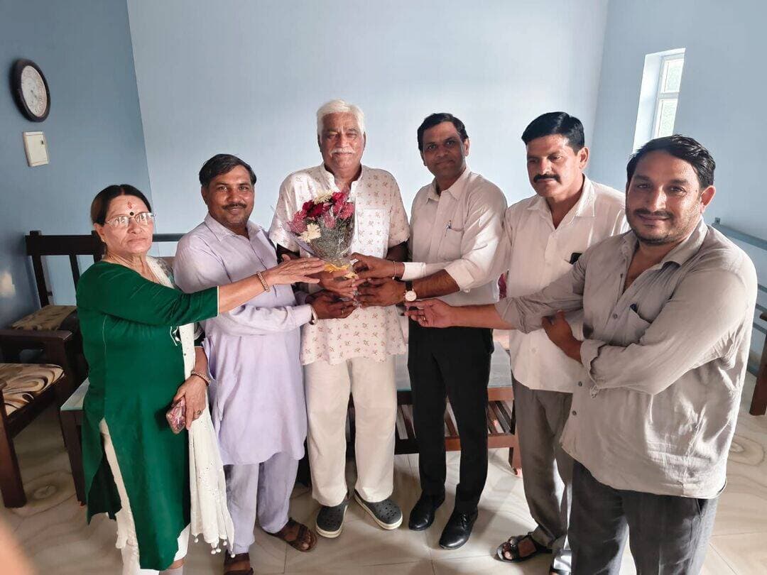 रघु यादव को अहम जिम्मेदारी देने से इनेलो होगी मज़बूत:: रजवन्त डहीनवाल
इनेलो के नवनियुक्त राष्ट्रीय प्रधान महासचिव एवं अहीरवाल के दिग्गज नेता रघु यादव को पुष्पगुच्छ भेट कर दी बधाई
रघु यादव को अहम जिम्मेदारी देने से इनेलो होगी मज़बूत:: रजवन्त डहीनवाल
आज इनेलो पदाधिकारियों ने जलयुद्ध नायक रघु यादव के निवास पर पहुँचकर उनको पार्टी शीर्ष नेतृत्व द्वारा अहम जिम्मेदारी देने पर पुष्पगुच्छ भेट कर बधाई दी। इनेलो प्रवक्ता एडवोकेट रजवन्त डहीनवाल ने बताया कि पूर्व विधायक रघु यादव के इनेलो पार्टी में आने से जहां पार्टी को मजबूती मिलेगी वहीं लगातार इनेलो पार्टी के साथ जुड़े हुए कार्यकर्ताओं का भी हौसला बढ़ेगा वही अहीरवाल में इनेलो पार्टी का ग्राफ भी बढ़ेगा। इनेलो प्रवक्ता ने कहा कि अब प्रदेश में जनता इनेलो पार्टी एवं चौ अभय चौटाला की ओर उम्मीद भरी नजरों से देख रही है क्योंकि आज लगातार जनता के बीच रहकर उनकी समस्या को हल करने के लिए प्रयास करते है आज हर वर्ग सरकार की नीतियों से परेशान है चारों ओर समस्याओं का अम्बार लगा है जनता को कोई सुनने वाला नहीं। युवा बेरोजगार है हर तरफ भ्रष्टाचार का बोलबाला है , जिसको भी देखो सरकार ने लाइन में खड़ा करने का काम किया जिससे अब जनता का सरकार से मोहभंग हो गया है वहीं मुख्य विपक्षी दल कांग्रेस में आए दिन जूतम पैजार की खबरे आती है ओर अपने वर्चस्व की लडाई में व्यस्त है अब इनेलो पार्टी ही लगातार किसान कमेरे, बेरोजगारो के हको की लडाई लड़ रही है आने वाला समय अब इनेलो का जिसका सत्ता में लाने का मन जनता बना चुकी है।
इस अवसर पर इनेलो महिला प्रधान कमला शर्मा, वरिष्ठ इनेलो नेता जितेन्द्र देशवाल, जिला महासचिव पुरुषोत्तम सोनी, जोन प्रभारी रविन्द्र यादव करनावास, एडवोकेट नितेश यादव
ने भी रघु यादव को बधाई दी।