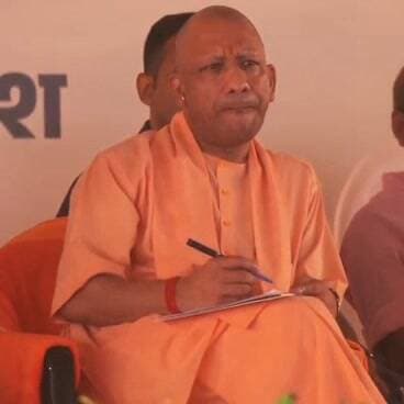 मंच पर आखिर ऐसा क्या हो गया कि सीएम योगी भी गुस्से से अपना माथा पीटने लगे..?