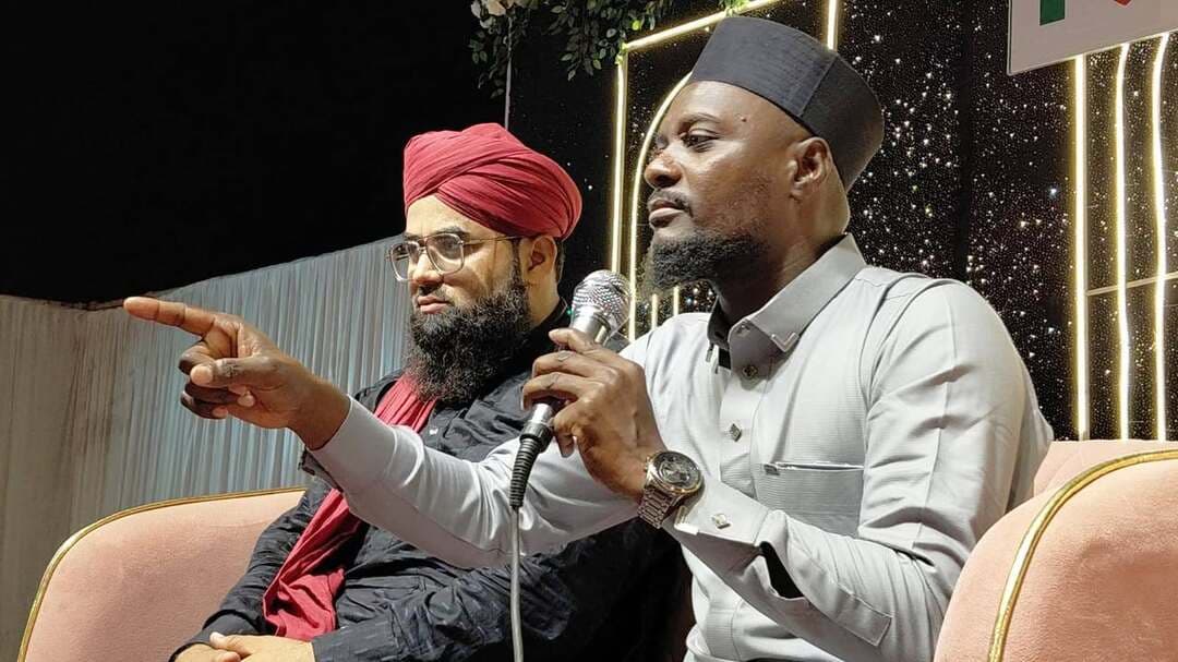 ग़ौसल वरा कॉन्फ्रेंस में उमड़ा जनसैलाब, सभापति बंशीलाल माली सहित जनप्रतिनिधियों ने की शिरकत : जालोर में केजीएन कॉलोनी स्थित हजरत बिलाल मस्जिद के पास मुस्लिम समाज की ओर से आयोजित ग़ौसल वरा कॉन्फ्रेंस में बड़ी संख्या में लोग शामिल हुए। दक्षिण अफ्रीका से पहुंचे शब्बीर बरकाती और मौलाना असलम रब्बानी की मौजूदगी में उलमा ने धार्मिक तकरीरों के जरिए नेक राह पर चलने, भाईचारे और सामाजिक एकता का संदेश दिया। कार्यक्रम में नगर परिषद सभापति बंशीलाल माली, उपसभापति मुमताज अली सैय्यद सहित पार्षदों और जनप्रतिनिधियों ने शिरकत की। इस दौरान नात-ओ-मनकबत पेश की गई तथा आयोजन कमेटी ने अतिथियों का साफा और माला पहनाकर इस्तकबाल किया। कार्यक्रम का मंच संचालन मौलाना गुलाम अली ने किया।