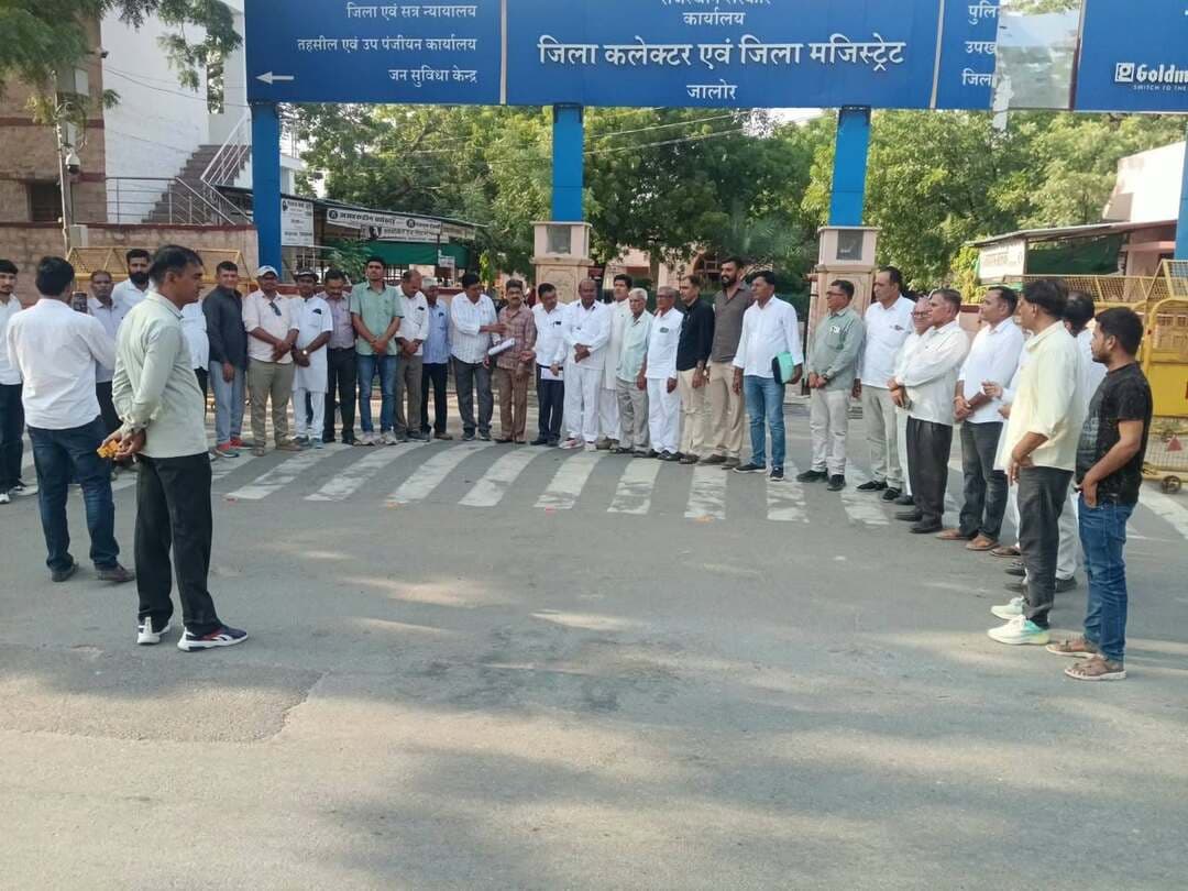 लंबित भुगतान पर कर्मचारियों में आक्रोश, चुनाव में भोजन-नाश्ते के बहिष्कार की चेतावनी : जालोर। अखिल राजस्थान राज्य कर्मचारी संयुक्त महासंघ ने बुधवार को जिला कलेक्टर के माध्यम से मुख्यमंत्री के नाम ज्ञापन सौंपकर लंबित भुगतान जारी करने की मांग की। महासंघ ने समर्पित अवकाश नकदीकरण, वेतन, जीपीएफ, एसआई और सेवानिवृत्ति परिलाभों का भुगतान अटकने पर रोष जताया। महामंत्री सावलाराम चौधरी ने कहा कि मानदेय नहीं मिलने से कुक हेल्परों को आर्थिक परेशानी का सामना करना पड़ रहा है। जिलाध्यक्ष रामनिवास साहू के नेतृत्व में कर्मचारियों ने दीपावली से पहले सभी बकाया भुगतान जारी करने की मांग की। महासंघ ने चेतावनी दी कि मांगें पूरी नहीं होने पर पंचायती राज चुनाव में भोजन-नाश्ते का बहिष्कार कर कर्मचारी उपवास रखकर विरोध जताएंगे।