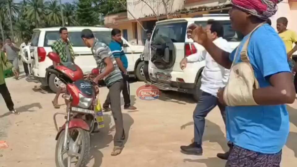 ସତ୍ୟବାଦୀ ବ୍ଲକ ଅଧ୍ୟକ୍ଷଙ୍କ କାର୍ଯ୍ୟାଳୟରେ ତୁମୁଳ କାଣ୍ଡ । ଅଧ୍ୟକ୍ଷଙ୍କ କାର୍ଯ୍ୟାଳୟରେ ପଶି ଭଙ୍ଗାରୁଜା କଲେ ବିଜେଡି କର୍ମୀ । ବିବାଦୀୟ ମନ୍ତବ୍ୟ ପାଇଁ ଭଙ୍ଗାରୁଜା, ଘଟଣାସ୍ଥଳରେ ଉତ୍ତେଜନା । ସେପଟେ ଘଟଣାକୁ ନିନ୍ଦା କରିଛନ୍ତି ସତ୍ୟବାଦୀ ବ୍ଳକ ଅଧ୍ୟକ୍ଷ ସୁନିଲ କୁମାର ପଣ୍ଡା । ।
#OdishaNews #Satyabadi #SunilPanda #BJD #PoliticalVandalism
Bharat _News_Odia