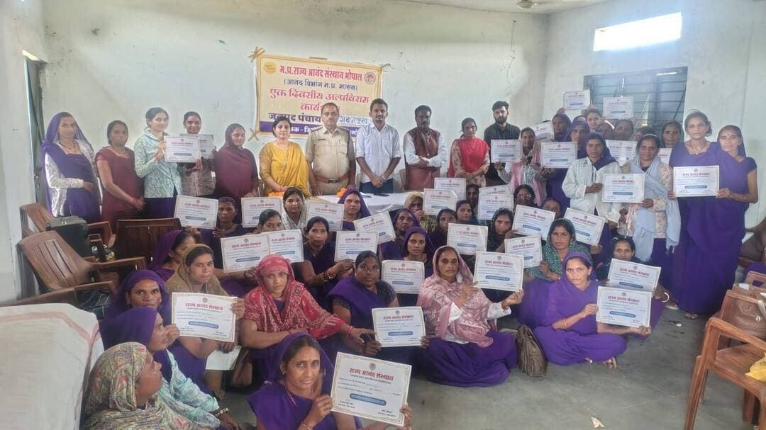 खुश होकर दायित्व निभाएं, जीवन में जरूर आनंद मिलेगा : टीआई लक्ष्मण सिंह लववंशी
________________
भगवानपुरा में आनंद विभाग की एक दिवसीय अल्पविराम कार्यशाला आयोजित
________________
कार्यशाला में तनावमुक्त जीवन, रिश्तों के महत्व और आत्मचिंतन पर दिया जोर
________________
खरगोन 14 अक्टूबर 2026। आनंद विभाग द्वारा भगवानपुरा में एक दिवसीय अल्पविराम कार्यशाला का आयोजन किया गया। कार्यशाला के समापन सत्र में मुख्य अतिथि थाना प्रभारी श्री लक्ष्मण सिंह लववंशी ने कहा कि व्यक्ति को अपने दायित्वों का निर्वहन प्रसन्नता के साथ करना चाहिए। काम को बोझ नहीं समझना चाहिए, बल्कि नैतिक जिम्मेदारी के साथ निर्धारित समय-सीमा में पूरा करना चाहिए। परिवार के लिए भी समय निकालना जरूरी है। इससे जीवन में संतुलन बना रहता है और आनंद की अनुभूति होती है।
कार्यक्रम का शुभारंभ प्रार्थना एवं दीप प्रज्वलन के साथ हुआ। जिला कार्यक्रम लीडर आनंद श्री के.बी. मंसारे ने अतिथियों का स्वागत किया। उन्होंने आनंद संस्थान का परिचय वीडियो प्रदर्शित कर आनंद की ओर सत्र की शुरुआत की।
कार्यशाला में मास्टर ट्रेनर श्रीमती नीरजा चंदेल ने जीवन का लेखा-जोखा, आनंद की ओर तथा जीवन में रिश्तों के महत्व जैसे विषयों पर सत्र लिए। श्री रमेश चक्रवर्ती ने वीडियो के माध्यम से विभिन्न गतिविधियों को प्रस्तुत किया। प्रतिभागियों को स्वयं के जीवन में सकारात्मक बदलाव लाने वाली घटनाओं को साझा करने का अवसर दिया गया। प्रेरक वीडियो, शांत समय एवं मौन की प्रक्रिया के साथ मनोरंजक गतिविधियां भी आयोजित की गईं।
कार्यशाला के दौरान जीवन को तनावमुक्त बनाने, भौतिक संसाधनों का सीमित उपयोग करने तथा अहंकार, नफरत, क्रोध और लालच जैसी नकारात्मक प्रवृत्तियों से दूर रहने के महत्व पर चर्चा की गई। प्रतिभागियों को आत्मचिंतन के माध्यम से स्वयं को समझने और जीवन में आनंद अनुभव करने के लिए प्रेरित किया गया।
प्रतिभागियों को वितरित किए प्रमाण पत्र
दिनभर चले सत्रों के बाद प्रतिभागियों से कार्यशाला का फीडबैक लिया गया। प्रतिभागियों ने बताया कि इस प्रकार के प्रशिक्षण में पहली बार शामिल होकर उन्हें जीवन जीने की कला सीखने और व्यावहारिक गतिविधियों के माध्यम से स्वयं को समझने का अवसर मिला। अंत में अतिथियों द्वारा प्रतिभागियों को प्रमाण पत्र वितरित किए गए।
#JansamparkMP #khargone