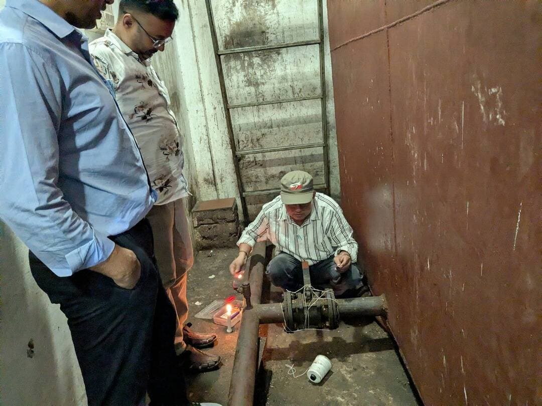त्योहारों के मद्देनजर खाद्य सुरक्षा विभाग की बड़ी कार्रवाई
________________
07 खाद्य प्रतिष्ठानों का निरीक्षण कर लिए गए 14 नमूने, जांच के लिए भोपाल भेजे
________________
150 किलो मिथ्याछाप नमकीन और 40 लाख रुपये मूल्य का 35 टन रिफाइंड पाम तेल जब्त
________________
खरगोन 14 अक्टूबर 2026। नवरात्रि एवं दीपावली त्योहारों को देखते हुए जिले में खाद्य पदार्थों की गुणवत्ता सुनिश्चित करने के लिए खाद्य सुरक्षा विभाग द्वारा खाद्य प्रतिष्ठानों का सघन निरीक्षण किया जा रहा है। कलेक्टर श्री गुरु प्रसाद के निर्देशानुसार एवं आयुक्त, खाद्य सुरक्षा, मध्यप्रदेश के आदेश पर खाद्य सुरक्षा प्रशासन की टीम ने 12 एवं 13 अक्टूबर को विभिन्न प्रतिष्ठानों पर कार्रवाई करते हुए 14 खाद्य नमूने जांच के लिए लिए। इस दौरान 150 किलोग्राम नमकीन, जिसकी कीमत 20 हजार रुपये है, तथा 40 लाख रुपये मूल्य का 35 टन रिफाइंड पाम तेल जब्त किया गया।
मुन्ना नमकीन से 150 किलो नमकीन जब्त
12 अक्टूबर को महेश्वर स्थित मुन्ना नमकीन से रानी नमकीन सेव एवं हल्दी पाउडर के नमूने जांच के लिए लिए गए। नमकीन के पैकेट पर बैच नंबर एवं लाइसेंस नंबर अंकित नहीं होने के कारण 150 किलोग्राम नमकीन जब्त की गई। इसकी कीमत लगभग 20 हजार रुपये बताई गई है।
इसी दिन महेश्वर स्थित श्री हरि होटल से मिल्क केक एवं सोयाबीन तेल तथा वैष्णवी स्वीट्स से मावा बर्फी एवं बेसन के नमूने लिए गए।
लूज तेल बेचने पर 35 टन रिफाइंड पाम तेल जब्त
13 अक्टूबर को खाद्य सुरक्षा विभाग की टीम ने खरगोन के रविन्द्र नगर, जवाहर मार्ग स्थित आनंद सुपारी सेंटर का निरीक्षण किया। यहां गंगवाल खमण मिक्स, काजू, बादाम एवं सौंफ के पैकेट के नमूने लिए गए। प्रतिष्ठान में ड्राई फ्रूट्स, दालों एवं मसालों की पैकिंग वैध लाइसेंस के बिना किए जाने पर प्रकरण बनाया गया।
इसके बाद तुलसी टावर, जवाहर मार्ग स्थित केशव इंटरप्राइजेज का निरीक्षण किया गया। यहां रिफाइंड सोयाबीन तेल की हर्ष ब्रांड के नाम से पैकिंग की जा रही थी, जबकि रिफाइंड पाम तेल खुले में बेचा जा रहा था। विभाग के अनुसार, प्रतिष्ठान को तेल की पैकिंग एवं विक्रय के लिए लाइसेंस प्राप्त था, लेकिन रिफाइंड पाम तेल को खुले में बेचा जा रहा था।
खाद्य सुरक्षा एवं मानक अधिनियम के प्रावधानों के तहत खुले में तेल विक्रय एवं पैकिंग के लिए क्रय किए गए तेल को खुले में बेचने के कारण मौके पर उपलब्ध 35 टन रिफाइंड पाम तेल, जिसकी कीमत लगभग 40 लाख रुपये है, आगामी आदेश तक जब्त किया गया। यहां हर्ष ब्रांड रिफाइंड सोयाबीन तेल के पैक एवं रिफाइंड पाम तेल के नमूने भी जांच के लिए लिए गए।
अन्य प्रतिष्ठानों से भी लिए नमूने
टीम ने ग्राम उटावद, तहसील कसरावद स्थित गाडगे ब्रदर्स से गाडगे श्री रिफाइंड सोयाबीन तेल का नमूना लिया। वहीं, शिकायत के आधार पर आरती टॉकीज स्थित कैंटीन का निरीक्षण कर विक्रेता श्री विजय नारायण तिवारी से बेक्ड समोसे का नमूना जांच के लिए लिया गया।
जांच रिपोर्ट के आधार पर होगी कार्रवाई
खाद्य सुरक्षा विभाग द्वारा लिए गए सभी 14 नमूने जांच के लिए राज्य खाद्य परीक्षण प्रयोगशाला, भोपाल भेजे गए हैं। जांच रिपोर्ट प्राप्त होने के बाद खाद्य सुरक्षा एवं मानक अधिनियम के प्रावधानों के अनुसार आगे की वैधानिक कार्रवाई की जाएगी।
इस कार्रवाई में अभिहित अधिकारी श्री सचिन लौगरिया तथा खाद्य सुरक्षा अधिकारी श्री आर.आर. सोलंकी एवं श्री नरसिंह सोलंकी शामिल रहे। विभाग ने बताया कि त्योहारों के दौरान खाद्य पदार्थों की गुणवत्ता सुनिश्चित करने के लिए निरीक्षण एवं कार्रवाई लगातार जारी रहेगी।
#JansamparkMP #khargone