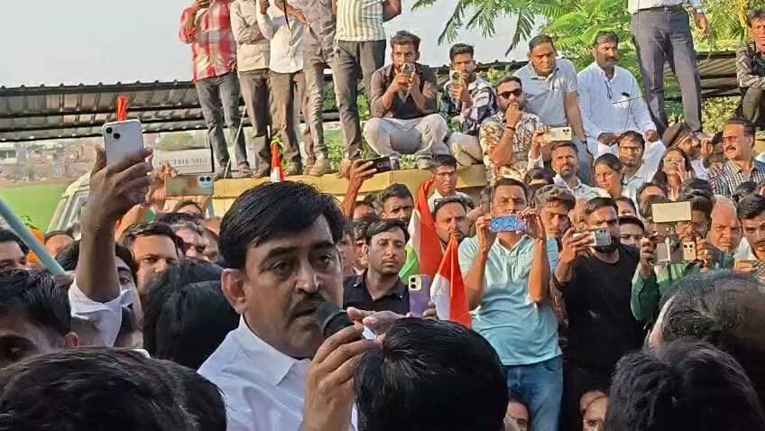 विधायक विपिन जैन की थाना प्रभारी को चेतावनी—'अभी BJP के लोग बचा रहे हैं, ईश्वर नहीं बचाएगा'
मंदसौर। कांग्रेस विधायक विपिन जैन के भाई नितिन जैन पर SC-ST एक्ट में FIR दर्ज होने के विरोध में बुधवार शाम सैकड़ों कांग्रेस कार्यकर्ताओं ने दलोदा थाने का घेराव किया। प्रदर्शन के दौरान विधायक ने थाना प्रभारी पर निशाना साधते हुए कहा, “अभी तो थाना प्रभारी को BJP के चमचे बचा रहे हैं, लेकिन ईश्वर नहीं बचाएगा। यह मेरी गारंटी है।” विधायक ने पुलिस पर भाजपा से मिलीभगत का आरोप लगाया और सरपंच दुर्गा कैथवास के खिलाफ नारेबाजी की।
दरअसल, 28 सितंबर को EOW ने रिश्वत लेने के आरोप में सरपंच दुर्गा कैथवास और उनके पति को पकड़ा था। इसके बाद सरपंच की शिकायत पर नितिन जैन सहित अन्य लोगों के खिलाफ जातिसूचक गालियां देने और धमकी देने के आरोप में FIR दर्ज की गई। कांग्रेस इस कार्रवाई को गलत बताते हुए विरोध कर रही है।