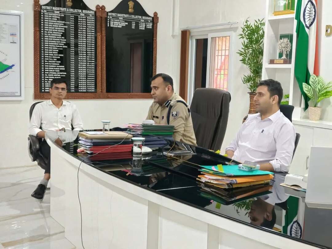 दुर्गा पूजा 2026 के मद्देनजर विधि-व्यवस्था संधारित रखने हेतु जिला पदाधिकारी श्री रिची पाण्डेय एवं पुलिस अधीक्षक श्री मनीष की संयुक्त अध्यक्षता में आज वीडियो कॉन्फ्रेंसिंग के माध्यम से सभी संबंधित पदाधिकारियों के साथ बैठक आयोजित की गई। बैठक में पर्व के दौरान शांति एवं सौहार्द बनाए रखने, संवेदनशील स्थलों पर विशेष निगरानी रखने, भीड़ प्रबंधन, यातायात व्यवस्था तथा असामाजिक तत्वों पर कड़ी नजर रखने को लेकर आवश्यक निर्देश दिए गए। साथ ही, सभी संबंधित पदाधिकारियों को आपसी समन्वय के साथ सतर्कता बरतने एवं विधि-व्यवस्था सुनिश्चित करने का निर्देश दिया गया।
IPRD Bihar
#begusarai
#cmsamrat
Home Department, Govt. of Bihar
बेगूसराय पुलिस