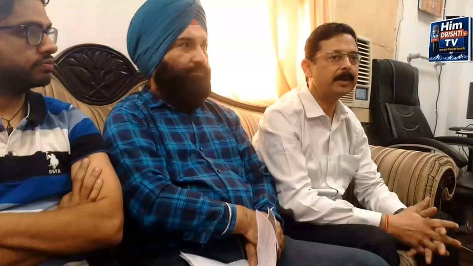 चंबा मेडिकल कॉलेज को मिला ब्लड बैंक का लाइसेंस, मरीजों को मिलेगी बड़ी राहत
चंबा। पंडित जवाहर लाल नेहरू राजकीय मेडिकल कॉलेज एवं अस्पताल चंबा को ब्लड बैंक का लाइसेंस मिलने से जिले के मरीजों को बड़ी राहत मिलने की उम्मीद है। इससे अस्पताल में रक्त की उपलब्धता बेहतर बनाने और जरूरतमंद मरीजों को समय पर रक्त उपलब्ध करवाने में मदद मिलेगी।
डॉ. पंकज गुप्ता ने बताया कि ब्लड बैंक का लाइसेंस मिलने से मरीजों को काफी सुविधा मिलेगी। उन्होंने कहा कि कई बार कुछ विशेष ब्लड ग्रुप उपलब्ध नहीं होने के कारण मरीजों को दूसरे अस्पतालों में रेफर करना पड़ता था। अब ब्लड बैंक की व्यवस्था मजबूत होने से ऐसी परिस्थितियों में राहत मिलने की उम्मीद है।
#Medical #College #Chamba #Himachal #Pradesh #post #highlight