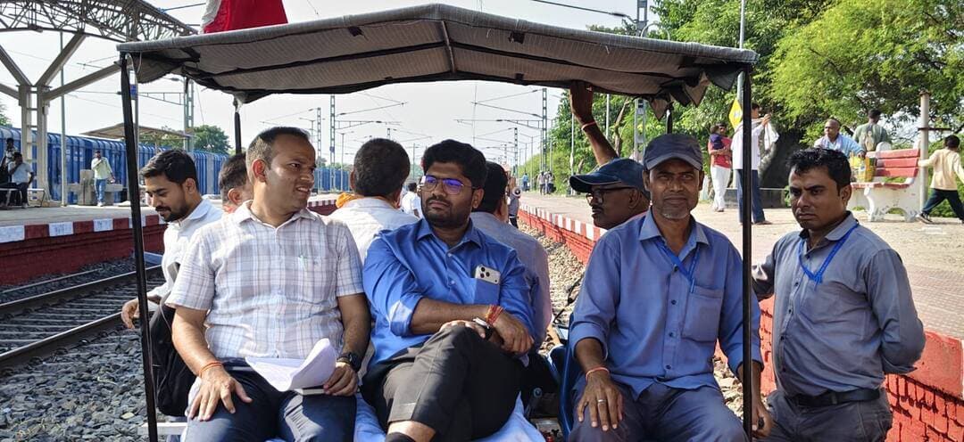 भागलपुर और मुंगेर के बीच प्रस्तावित तीसरी रेल लाइन के निर्माण हेतु भूमि अधिग्रहण की प्रक्रिया को गति देने के उद्देश्य से आज जिला स्तरीय समिति से जिलाधिकारी निखिल धनराज निप्पाणीकर एवं रेलवे के उप मुख्य अभियंता (निर्माण) ने संयुक्त रूप से रेल मार्ग का स्थलीय निरीक्षण किया। निरीक्षण के दौरान प्रस्तावित रेल लाइन के मार्ग, भूमि की उपलब्धता तथा अधिग्रहण से संबंधित विभिन्न पहलुओं का जायजा लिया गया। मौके पर अपर समाहर्ता सुमन कुमार साह, उप विकास आयुक्त अजीत कुमार सिंह, जिला भू-अर्जन पदाधिकारी पंकज कुमार, अवर निबंधक अश्विनी कुमार सहित रेलवे एवं जिला प्रशासन के अन्य संबंधित पदाधिकारी उपस्थित थे।
प्रस्तावित तीसरी रेल लाइन के लिए कुल लगभग 60 एकड़ भूमि का अधिग्रहण किया जाना है, जिसमें मुंगेर जिले के अंतर्गत लगभग 18 किलोमीटर लंबा रेलखंड शामिल है। निरीक्षण के दौरान भूमि अधिग्रहण की प्रक्रिया को व्यवस्थित एवं समयबद्ध तरीके से आगे बढ़ाने को लेकर आवश्यक बिंदुओं पर चर्चा की गई। साथ ही, रेलवे परियोजना के क्रियान्वयन में भूमि अधिग्रहण की महत्वपूर्ण भूमिका को ध्यान में रखते हुए संबंधित अधिकारियों के साथ विभिन्न पहलुओं पर विचार-विमर्श किया गया।
जिलाधिकारी ने परियोजना से संबंधित कार्यों में आपसी समन्वय बनाए रखते हुए आवश्यक कार्रवाई सुनिश्चित करने पर बल दिया, ताकि भूमि अधिग्रहण की प्रक्रिया नियमानुसार आगे बढ़ सके तथा प्रस्तावित रेल परियोजना के कार्यान्वयन में अनावश्यक विलंब न हो। भागलपुर-मुंगेर के बीच तीसरी रेल लाइन का निर्माण रेल परिचालन की क्षमता बढ़ाने तथा भविष्य में रेल यातायात को अधिक सुगम बनाने की दिशा में महत्वपूर्ण पहल है।
#BiharGovernment
#CMSamrat
#samratchoudhary
#samratforbihar