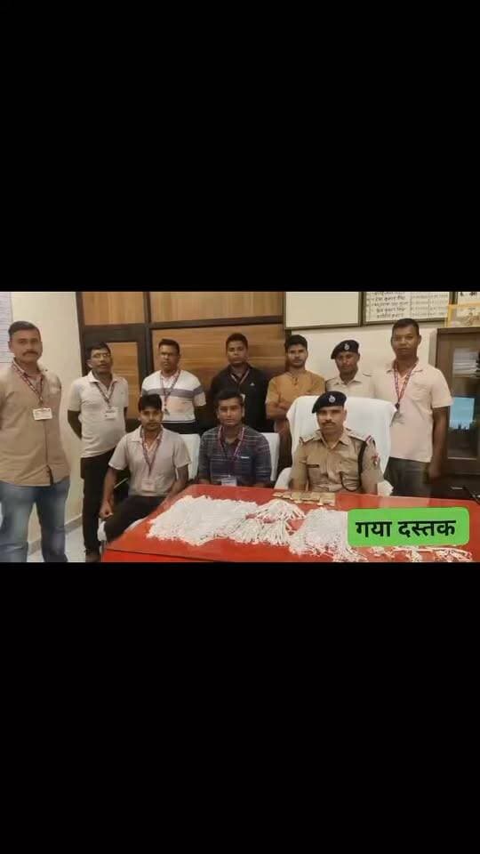 गया स्टेशन पर 14.835 किलो चांदी के साथ युवक डिटेन, बैग खोलते ही चौंकी RPF; 36.34 लाख की चांदी बरामद
ऑपरेशन सतर्क के तहत दिल्ली एंड एफओबी पर कार्रवाई, चांदी रखने और ले जाने का नहीं मिला वैध प्रमाण; इनकम टैक्स पटना कर रहा मामले की जांच
गया। गया जंक्शन पर आरपीएफ ने ऑपरेशन सतर्क के तहत बड़ी कार्रवाई करते हुए एक व्यक्ति के पास से 14.835 किलोग्राम चांदी के आभूषण और चांदी बरामद की है। बरामद चांदी की अनुमानित कीमत करीब 36 लाख 34 हजार 575 रुपए बताई गई है। चांदी के संबंध में मौके पर कोई वैध प्रमाण नहीं मिलने के बाद आरपीएफ ने उसे जब्त कर लिया और संबंधित व्यक्ति को डिटेन किया। मामले की सूचना इनकम टैक्स कार्यालय पटना को दी गई है, जहां से आगे की कार्रवाई की जा रही है।
आरपीएफ के अनुसार, 13 अक्टूबर 2026 को निरीक्षक प्रभारी बनारसी यादव के निर्देशन में गया पोस्ट की टीम स्टेशन परिसर में आपराधिक गतिविधियों की निगरानी कर रही थी। इस दौरान उपनिरीक्षक इन्द्र कुमार के साथ प्रधान आरक्षी सचिन्द्र कुमार, आरक्षी अमित कुमार, आरक्षी शशि शेखर और आरक्षी मुकेश कुमार मौजूद थे। उनके साथ सहायक उपनिरीक्षक अनिल कुमार चौधरी और सीपीडीएस गया के उपनिरीक्षक मुकेश कुमार भी निगरानी अभियान में शामिल थे।
भारी बैग लेकर प्लेटफॉर्म की ओर जा रहा था
निगरानी के दौरान आरपीएफ टीम ने गया स्टेशन के दिल्ली एंड एफओबी के पास एक व्यक्ति को पीठ पर बैग लेकर प्लेटफॉर्म संख्या 6 और 7 की तरफ जाते देखा। व्यक्ति की गतिविधियां संदिग्ध लगने पर जवानों ने उसे रोक लिया। पूछताछ में उसने अपना नाम जमशेद अली मलिक (36 वर्ष) बताया। वह पश्चिम बंगाल के पश्चिम मेदिनीपुर जिले के दासपुर थाना क्षेत्र के उदयचक गांव का रहने वाला है।
आरपीएफ ने जब बैग में रखे सामान के बारे में पूछताछ की तो उसने बताया कि बैग में चांदी के आभूषण और चांदी रखी हुई है। इसके बाद बैग की जांच की गई। जांच में कुल 14.835 किलोग्राम चांदी मिली।
दस्तावेज नहीं दिखा पाया
आरपीएफ के मुताबिक, चांदी के आभूषण और चांदी को रखने अथवा उसका परिवहन करने से संबंधित कोई वैध प्रमाण युवक मौके पर प्रस्तुत नहीं कर सका। इसके बाद प्रथम दृष्टया मामला अघोषित आभूषण और टैक्स से संबंधित प्रतीत होने पर आरपीएफ ने मौके पर कार्रवाई करते हुए 14.835 किलो चांदी जब्त कर ली।
बरामद चांदी की अनुमानित कीमत 36,34,575 रुपए आंकी गई है। इतनी बड़ी मात्रा में चांदी मिलने के बाद मामले को गंभीरता से लेते हुए इसकी सूचना इनकम टैक्स कार्यालय पटना को दी गई।
इनकम टैक्स विभाग के हवाले जांच
आरपीएफ की ओर से मामले की जानकारी इनकम टैक्स विभाग को दिए जाने के बाद विभाग ने आगे की कार्रवाई शुरू कर दी है। अब जांच में यह पता लगाया जाएगा कि इतनी बड़ी मात्रा में चांदी कहां से लाई गई थी, इसे कहां ले जाया जा रहा था और इसके संबंध में आवश्यक दस्तावेज व टैक्स संबंधी रिकॉर्ड मौजूद हैं या नहीं।
आरपीएफ ने बताया कि इनकम टैक्स कार्यालय पटना द्वारा मामले में अग्रिम कार्रवाई की जा रही है। गया जंक्शन पर ऑपरेशन सतर्क के तहत हुई इस कार्रवाई को चांदी की बड़ी बरामदगी के तौर पर देखा जा रहा है।
#गयाजी
#गया_हो
#बिहार
#gaya
#GayaPolice
#gayapolicenews
#gayarailwaystation
