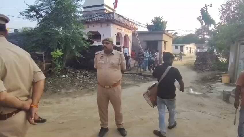 उमेश यादव के घर पुलिस ने डुग्गी-मुनादी कर चस्पा किया नोटिस
बस्ती। वाल्टरगंज पुलिस ने बुधवार को न्यायालय के आदेश पर वांछित अभियुक्त उमेश यादव निवासी परसाजागीर के घर डुग्गी-मुनादी कराई। प्रभारी निरीक्षक ज्ञानेन्द्र कुमार राय के नेतृत्व में पुलिस टीम ने ग्रामीणों की मौजूदगी में लाउडस्पीकर से उद्घोषणा की और न्यायालय के आदेश की प्रति अभियुक्त के घर चस्पा की। अभियुक्त के खिलाफ बीएनएस, आईटी एक्ट और पॉक्सो एक्ट की संबंधित धाराओं में मुकदमा दर्ज है। पुलिस ने नियमानुसार कार्रवाई की।