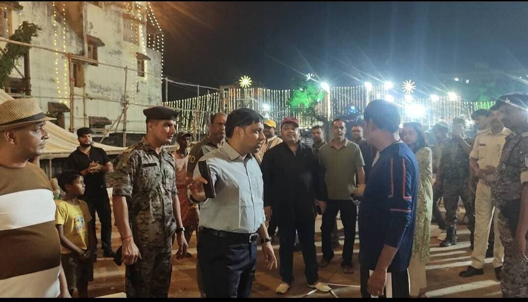 देवघर में दुर्गा पूजा पंडालों का प्रशासन ने किया निरीक्षण, सुरक्षा व्यवस्था को लेकर दिए निर्देश।
देवघर: –नवरात्रि को लेकर देवघर में विभिन्न दुर्गा पूजा समितियों की ओर से तैयारियां जोर-शोर से की जा रही हैं। वहीं, त्योहार को शांतिपूर्ण व सुरक्षित तरीके से संपन्न कराने के लिए जिला प्रशासन और पुलिस प्रशासन भी पूरी तरह अलर्ट मोड में है। इसी क्रम में बुधवार को जिला प्रशासन के वरीय अधिकारियों ने देवघर शहर के अपर बिलासी , बिलासी ,कृष्णापुरी सहित देवघर शहर स्थित कई दुर्गा पूजा पंडाल,विभिन्न दुर्गा पूजा पंडालों का निरीक्षण किया।
निरीक्षण के दौरान देवघर के उपायुक्त सौरभ भुवानिया, पुलिस अधीक्षक प्रवीण पुष्कर, नगर आयुक्त सुलोचना मीना और एसडीएम रवि कुमार मौजूद रहे। अधिकारियों ने कृष्णापुरी, अपर बिलासी और बिलासी दुर्गा पूजा पंडाल समेत शहर के कई पूजा पंडालों का जायजा लेते हुए ,दुर्गा पूजा समितियों को भीड़ नियंत्रण , अग्नि सुरक्षा और श्रद्धालुओं की सुविधा से संबंधित आवश्यक दिशा-निर्देश दिए। प्रशासन ने पूजा के दौरान सुरक्षा व्यवस्था बनाए रखने और श्रद्धालुओं की आवाजाही सुचारू रखने पर विशेष जोर दिया।
वहीं, पूजा समिति के पदाधिकारियों ने जिला प्रशासन की ओर से जारी दिशा-निर्देशों का अक्षरशः पालन करने का आश्वासन दिया। प्रशासन का उद्देश्य नवरात्रि के दौरान श्रद्धालुओं की सुरक्षा सुनिश्चित करने के साथ-साथ दुर्गा पूजा का आयोजन शांतिपूर्ण एवं व्यवस्थित तरीके से संपन्न कराना है।
