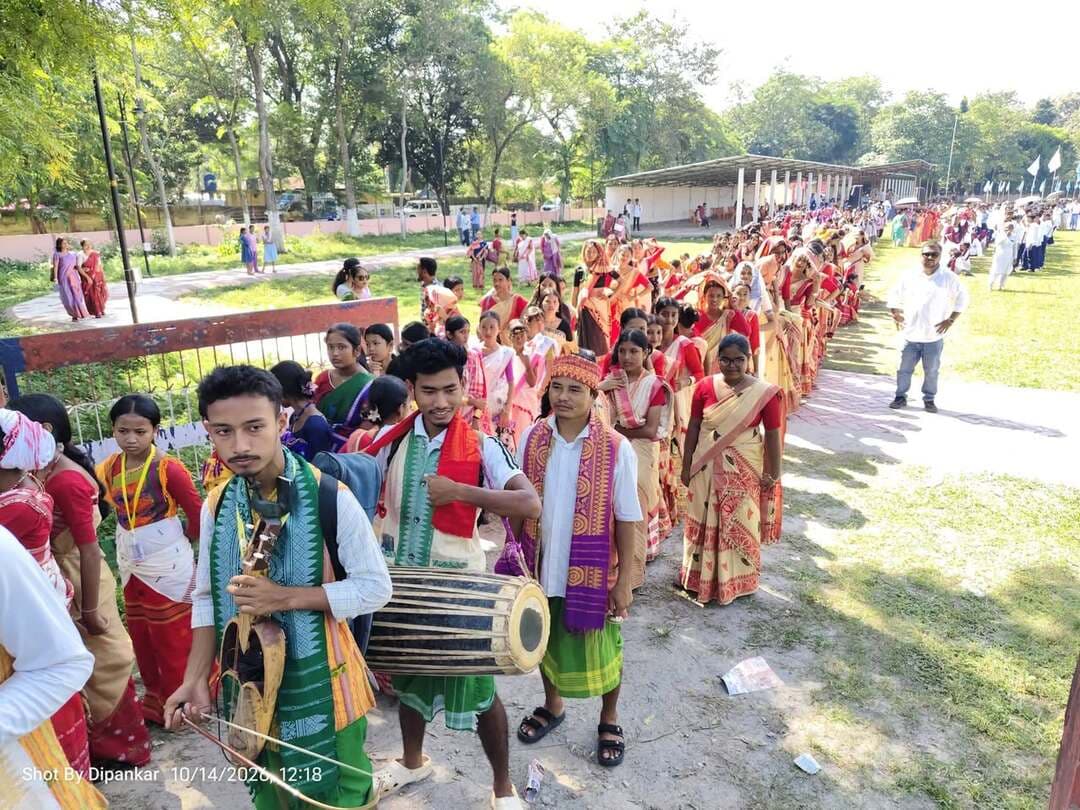 বৰ্ণাঢ্য কাৰ্যসূচীৰে মৰিগাঁৱত ৩৮ সংখ্যক জিলা দিৱস উদযাপন
_ঐতিহ্যৰ সংৰক্ষণ, সাংস্কৃতিক ঐক্য আৰু সামাজিক সজাগতাৰ বাৰ্তাৰে মুখৰিত সমগ্ৰ জিলা_
ইতিহাসৰ গৌৰৱময় অধ্যায়, সমৃদ্ধ সাংস্কৃতিক ঐতিহ্য আৰু সামূহিক ঐক্যৰ চেতনাক সাৰোগত কৰি মৰিগাঁও জিলাত আজি দিনজোৰা বৰ্ণাঢ্য কাৰ্যসূচীৰে ৩৮ সংখ্যক জিলা দিৱস উদযাপন কৰা হয়। জিলা প্ৰশাসনৰ উদ্যোগত জিলাখনৰ বিভিন্ন স্থানত আয়োজিত এই কাৰ্যসূচীসমূহে মৰিগাঁৱৰ ঐতিহাসিক পৰিচয়ক স্মৰণ কৰাৰ লগতে সামাজিক কু-প্ৰথাৰ বিৰুদ্ধে জনসজাগতা, সাংস্কৃতিক ঐতিহ্যৰ সংৰক্ষণ আৰু জনসাধাৰণৰ সক্ৰিয় অংশগ্ৰহণৰ গুৰুত্বক বিশেষভাৱে প্ৰতিফলিত কৰে।
জিলা দিৱসৰ মূল কাৰ্যসূচীৰ শুভাৰম্ভণি ঘটে তৰুণ ৰাম ফুকন খেলপথাৰত পতাকা উত্তোলন আৰু মানৱ-শৃংখল গঠনেৰে। ছাত্ৰ-ছাত্ৰী, সাংস্কৃতিক দল আৰু সৰ্বস্তৰৰ ৰাইজৰ স্বতঃস্ফূৰ্ত অংশগ্ৰহণেৰে গঢ় লৈ উঠা এই মানৱ-শৃংখলে জিলাখনৰ প্ৰতি সমূহীয়া দায়বদ্ধতা, সংহতি আৰু ঐক্যৰ এক তাৎপৰ্যপূৰ্ণ ছবি দাঙি ধৰে। অনুষ্ঠানত শিল্পী শ্ৰী ভদ্ৰেশ্বৰ ডেকা আৰু তেওঁৰ সহযোগীসকলে জিলা দিৱসৰ থীম ছং পৰিৱেশন কৰি পৰিৱেশটো সাংস্কৃতিক আবেগ আৰু জিলাখনৰ প্ৰতি গৌৰৱবোধেৰে মুখৰিত কৰি তোলে।
অনুষ্ঠানত ০৯-নগাঁও লোকসভা সমষ্টিৰ সাংসদ শ্ৰী দেৱাশীষ শৰ্মা মুখ্য অতিথি হিচাপে উপস্থিত থাকে। মৰিগাঁও বিধানসভা সমষ্টিৰ বিধায়ক শ্ৰী ৰমাকান্ত দেউৰীয়েও অনুষ্ঠানত অংশগ্ৰহণ কৰে। লগতে নৰোৱা কুঁজী সত্ৰৰ সত্ৰাধিকাৰ শ্ৰী নিত্যানন্দ গোস্বামী দেৱ উপস্থিত থাকে। জ্যেষ্ঠ আৰক্ষী অধীক্ষক শ্ৰী নিশান্ত সৌৰভ, আইপিছ জিলা উন্নয়ন আয়ুক্ত শ্ৰীমতী অৰ্পা বাগলাৰী, এ চি এছ, জিলা পৰিষদৰ সভানেত্ৰী শ্ৰীমতী প্ৰণতি কলিতা ডেকা, মৰিগাঁও পৌৰসভাৰ পৌৰপতি শ্ৰী যুগেশ তামুলী কে ধৰি অন্যান্য বিশিষ্ট ব্যক্তি, জিলা প্ৰশাসনৰ বিষয়া-কৰ্মচাৰী আৰু সৰ্বসাধাৰণ ৰাইজে অনুষ্ঠানত উপস্থিত থাকি জিলা দিৱসৰ তাৎপৰ্যপূৰ্ণ উদযাপনত অংশীদাৰ হয়।
ইয়াৰ পাছতে তৰুণ ৰাম ফুকন খেলপথাৰৰ পৰা মৰিগাঁও চহৰ অভিমুখে এক বৰ্ণাঢ্য সাংস্কৃতিক শোভাযাত্ৰা উলিওৱা হয়। ঝুমুৰ আৰু বিভিন্ন পৰম্পৰাগত লোকনৃত্যৰ মনোমোহা পৰিৱেশনে শোভাযাত্ৰাক অধিক আকৰ্ষণীয় কৰি তোলে। ছাত্ৰ-ছাত্ৰীৰ অংশগ্ৰহণেৰে উলিওৱা শোভাযাত্ৰাই জিলাখনৰ সাংস্কৃতিক বৈচিত্ৰ্য আৰু ঐতিহ্যৰ বৰ্ণিল ৰূপ প্ৰতিফলিত কৰে।
জিলা দিৱসৰ কাৰ্যসূচীৰ আন এক উল্লেখযোগ্য দিশ আছিল সামাজিক সজাগতা সৃষ্টিৰ উদ্দেশ্যে ভি আই পি ৰোডৰ পৰা উপায়ুক্তৰ কাৰ্যালয়লৈ ৰূপায়ণ কৰা দেৱাল চিত্ৰাংকন অভিযান। সংহত শিশু উন্নয়ন সেৱা (ICDS) আৰু মিছন শক্তিৰ সহযোগত শিল্পকলাৰ ছাত্ৰ-ছাত্ৰীসকলে বাল্যবিবাহ প্ৰতিৰোধ, নিচাযুক্ত দ্ৰব্যৰ অপব্যৱহাৰ ৰোধ, বহুবিবাহজনিত সামাজিক সমস্যাৰ বিৰুদ্ধে সজাগতা আৰু মানৱ সৰবৰাহ প্ৰতিৰোধৰ দৰে গুৰুত্বপূৰ্ণ বিষয়সমূহ দেৱালত চিত্ৰৰ মাধ্যমেৰে জীৱন্ত ৰূপত তুলি ধৰে। ৰং আৰু তুলিকাৰ সৃষ্টিশীল প্ৰকাশেৰে সামাজিক বাৰ্তা জনসাধাৰণৰ ওচৰলৈ লৈ যোৱাৰ এই প্ৰয়াসে জনসজাগতা বৃদ্ধিৰ এক ব্যতিক্ৰমী মাধ্যম হিচাপে বিশেষ তাৎপৰ্য বহন কৰে।
একেদৰে মৰিগাঁও চহৰৰ মূল বজাৰ, বিহুতলী আৰু বিভিন্ন ৱাৰ্ডত সামাজিক বিষয়ক বাটৰ নাট প্ৰদৰ্শন কৰা হয়। নাট্যৰ সজীৱ উপস্থাপনৰ জৰিয়তে সামাজিক কু-প্ৰথা আৰু ক্ষতিকাৰক আচৰণৰ বিৰুদ্ধে জনসাধাৰণক সচেতন কৰাৰ প্ৰয়াস কৰা হয়। ইয়াৰ লগতে তথ্য, শিক্ষা আৰু যোগাযোগ (IEC) সামগ্ৰী বিতৰণ কৰি শিশু সহায়তা হেল্পলাইন ১০৯৮ আৰু মহিলা হেল্পলাইন ১৮১ সম্পৰ্কে ৰাইজক অৱগত কৰা হয়।
মৰিগাঁৱৰ ৩৮ সংখ্যক জিলা দিৱসৰ এই বহুমাত্ৰিক উদযাপনে কেৱল জিলাখনৰ গৌৰৱময় অতীতক স্মৰণ কৰাতে সীমাবদ্ধ নাথাকি ঐতিহ্যৰ সংৰক্ষণ, সাংস্কৃতিক পৰিচয়ৰ বিকাশ, সামাজিক দায়বদ্ধতা আৰু জনসাধাৰণৰ মাজত সচেতনতা বৃদ্ধিৰ এক সুদূৰপ্ৰসাৰী বাৰ্তা বহন কৰে। ইতিহাসৰ শিপাত প্ৰোথিত হৈ প্ৰগতিৰ দিশে আগবঢ়াৰ সংকল্পৰে এই উদযাপনে এখন ঐক্যবদ্ধ, সচেতন, সংবেদনশীল আৰু দায়বদ্ধ সমাজ গঢ়াৰ প্ৰেৰণাক অধিক শক্তিশালী কৰি তোলে.