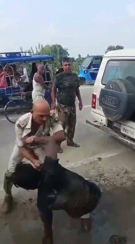 समस्तीपुर के मोहिउद्दीन नगर बाजार से पुलिस और एक युवक के बीच हाथापाई का वीडियो तेजी से वायरल हो रहा है।