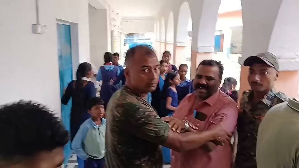 छात्राओं ने शिक्षक पर बैड टच का आरोप लगाकर काटा बवाल ....112 पुलिस की कार्रवाई के बाद शांत!
बिहार के पश्चिमी चंपारण स्थित नरकटियागंज के राजकीय माध्यमिक विद्यालय हिंदी, नरकटियागंज में मंगलवार को सहायक शिक्षक पर छात्राओं ने अनुचित तरीके से छूने का गंभीर आरोप लगाया। आरोप सामने आने के बाद विद्यालय में हंगामा शुरू हो गया।
वीडियो वाइरल!!