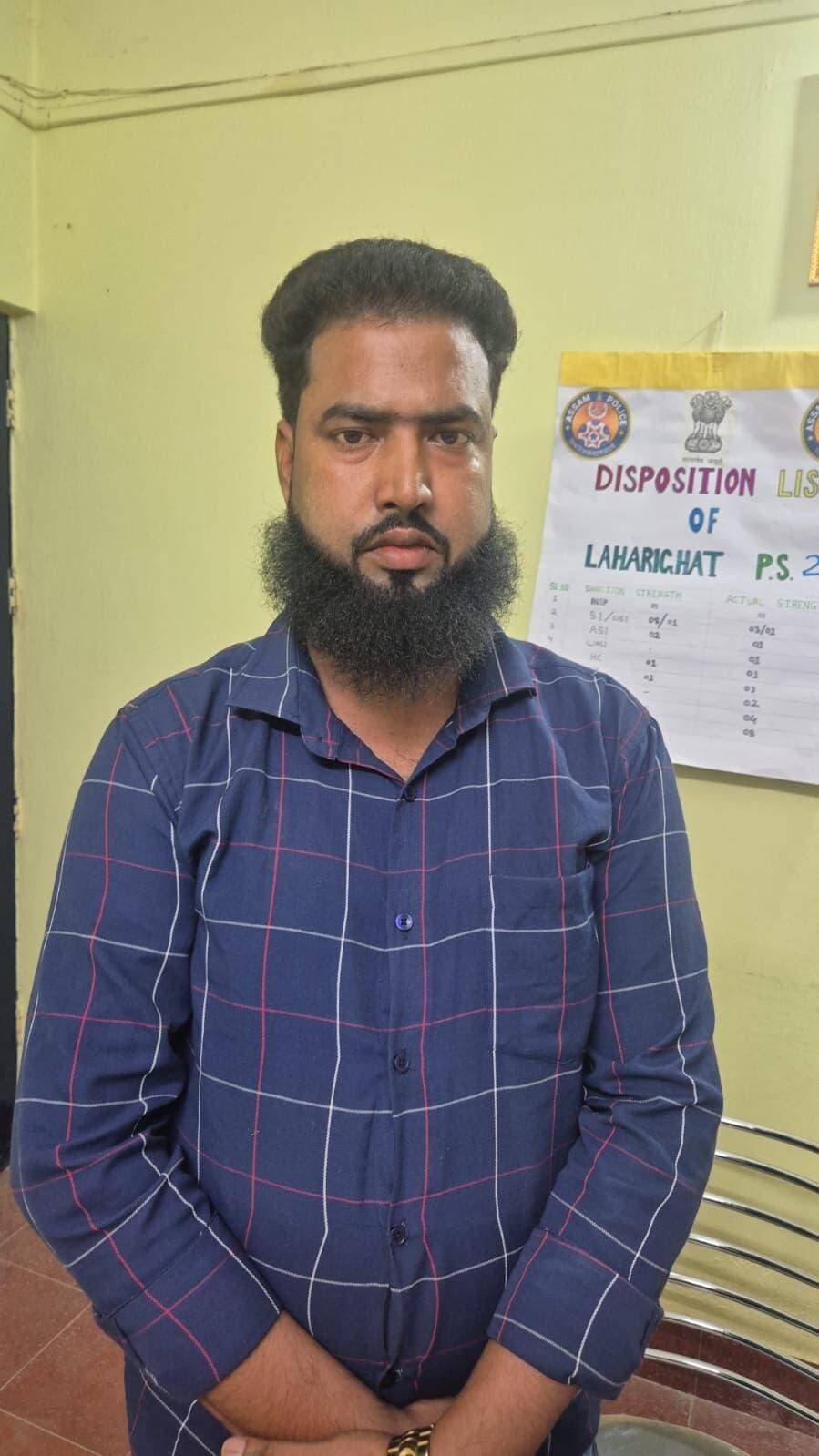 মৰিগাঁও জিলাৰ লাহৰীঘাটৰ ধিঙ্গৰআটি গাঁৱত কালি সন্ধিয়া মধ্য প্ৰদেশৰ আৰক্ষীয়ে গ্ৰেপ্তাৰ এক চাইবাৰ অপৰাধীক। ধৃত চাইবাৰ অপৰাধী জন নগাঁও জিলাৰ বটদ্ৰৱা থানাৰ অন্তৰ্গত আমলখি গাঁৱৰ আব্দুল ৰাশিদ ( ৩১ )। চাইবাৰ অপৰাধী আব্দুল ৰাশিদ নিজকে আত্মগোপন কৰি ধিঙ্গৰআটি গাঁৱত শশুৰৰ ঘৰত আশ্রয় লৈ আছিল যদিও অৱশেষত মধ্য প্ৰদেশৰ আৰক্ষীয়ে বিচাৰি কৰায়ত্ত কৰি লাহৰীঘাট থানাত লৈ যায়। ধৃত চাইবাৰ অপৰাধী জনৰ পৰা আৰক্ষীয়ে ৫১ টা চিমকাৰ্ড আৰু এটা মোবাইল ফোন জব্দ কৰে।