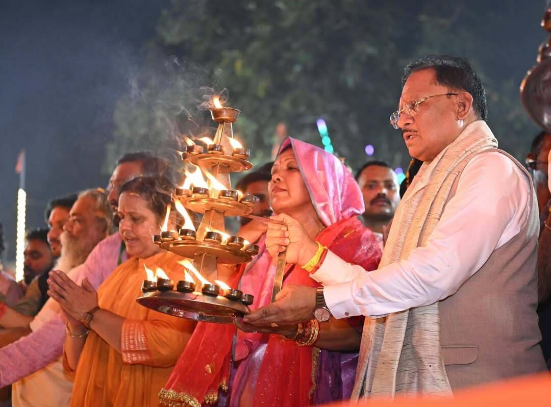 माता शबरी की पावन नगरी शिवरीनारायण में चित्रोत्पला गंगा महाआरती में शामिल हुए मुख्यमंत्री श्री विष्णु देव साय
महानदी केवल हमारी जीवनदायिनी नहीं, छत्तीसगढ़ की आस्था, संस्कृति और सभ्यता की अविरल धारा : मुख्यमंत्री श्री साय
मुख्यमंत्री ने की महाआरती, प्रदेशवासियों की सुख-समृद्धि, खुशहाली और कल्याण की कामना
जल है तो कल है, आने वाली पीढ़ियों के सुरक्षित भविष्य के लिए जल संरक्षण को बनाना होगा जनआंदोलन : मुख्यमंत्री
वर्षा जल की एक-एक बूंद सहेजने का किया आह्वान, तालाब-कुओं और नदियों सहित सभी जल स्रोतों के संरक्षण पर दिया जोर
प्रधानमंत्री श्री नरेंद्र मोदी के मार्गदर्शन में जल संचय-जनभागीदारी अभियान ने जल संरक्षण को बनाया जन-जन का संकल्प : मुख्यमंत्री
शिवरीनारायण की धार्मिक, आध्यात्मिक और सांस्कृतिक पहचान को राष्ट्रीय स्तर पर और सशक्त करने की दिशा में हो रहे निरंतर प्रयास