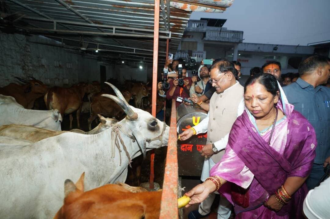 मुख्यमंत्री श्री विष्णु देव साय ने शिवरीनारायण में भगवान नर-नारायण के किए दर्शन, प्रदेशवासियों की सुख-समृद्धि और खुशहाली की कामना
मठ मंदिर में गौ माता को गुड़ और केला खिलाकर किया पूजन, जगन्नाथ मंदिर में किए दर्शन
मुख्यमंत्री ने कहा - छत्तीसगढ़ की आस्था, संस्कृति और आध्यात्मिक चेतना का महत्वपूर्ण केंद्र है शिवरीनारायण
माता शबरी की भक्ति और प्रभु श्रीराम की स्मृतियों से जुड़ी पावन धरा हमारी समृद्ध सांस्कृतिक विरासत का प्रतीक: मुख्यमंत्री
CMO Chhattisgarh DPR Chhattisgarh Vishnu Deo Sai