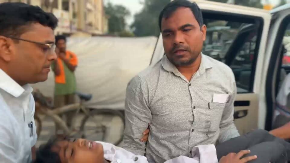দুর্ঘটনায় আহত কিশোরী রাস্তার ধারে পড়েছিল বিধায়ক দেখতে পেয়ে হাসপাতালে নিয়ে আসলে নিজে। বলরামপুরের বিধায়ক জলধর মাহাতো। সমাজ মাধ্যমে এই ভিডিও ভাইরাল হয়েছে। বিধায়কের এই মানবিক কাজকে সাধুবাদ জানিয়েছে এলাকার মানুষ।