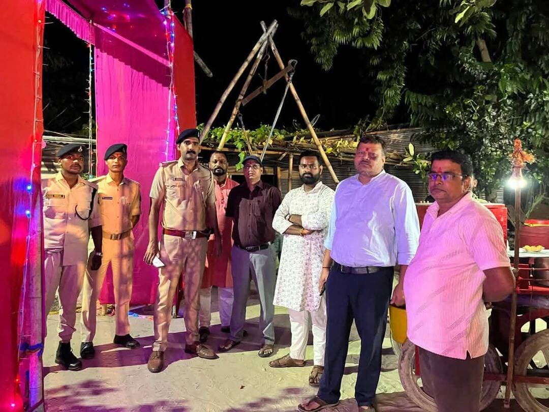 फुलबड़िया दुर्गा मंदिर में पूजा की तैयारियों का अधिकारियों ने लिया जायजा
टेढ़ागाछ। फुलबड़िया दुर्गा मंदिर में बुधवार को बीडीओ अजय कुमार, सीओ शशि कुमार और थानाध्यक्ष दिलशाद खान ने पूजा की तैयारियों का जायजा लिया। अधिकारियों ने पूजा समिति के सदस्यों के साथ बैठक कर श्रद्धालुओं की सुविधा, सुरक्षा और विधि-व्यवस्था पर चर्चा की। उन्होंने शांतिपूर्ण एवं सौहार्दपूर्ण माहौल में पूजा संपन्न कराने तथा प्रशासन का सहयोग करने की अपील की।