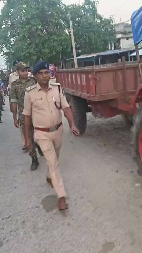 पुलिस अधीक्षक, किशनगंज के निर्देशानुसार आगामी दुर्गा पूजा-2026 को शांतिपूर्ण एवं सौहार्दपूर्ण वातावरण में संपन्न कराने तथा विधि-व्यवस्था संधारण के उद्देश्य से पुलिस उपाधीक्षक (यातायात) एवं कोचाधामन थानाध्यक्ष के नेतृत्व में कोचाधामन थाना अंतर्गत पुलिस पदाधिकारियों एवं कर्मियों द्वारा फ्लैग मार्च किया गया।
इस दौरान पुलिस बल द्वारा क्षेत्र में विधि-व्यवस्था बनाए रखने, आमजन में सुरक्षा की भावना सुदृढ़ करने तथा शांति, सद्भाव एवं सामाजिक सौहार्द कायम रखने का संदेश दिया गया। फ्लैग मार्च के माध्यम से आम नागरिकों को आश्वस्त किया गया कि दुर्गा पूजा के दौरान शांति एवं सुरक्षा व्यवस्था बनाए रखने हेतु किशनगंज पुलिस पूरी तरह सतर्क एवं प्रतिबद्ध है।
किशनगंज पुलिस आमजन की सुरक्षा, शांति एवं कानून-व्यवस्था बनाए रखने के लिए सदैव तत्पर है।
किशनगंज पुलिस — आपकी सुरक्षा, हमारी प्राथमिकता।