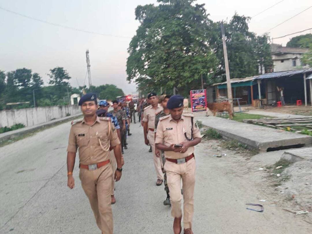 पुलिस अधीक्षक, किशनगंज के निर्देशानुसार आगामी दुर्गा पूजा-2026 को शांतिपूर्ण एवं सौहार्दपूर्ण वातावरण में संपन्न कराने तथा विधि-व्यवस्था संधारण के उद्देश्य से पुलिस उपाधीक्षक (यातायात) एवं कोचाधामन थानाध्यक्ष के नेतृत्व में कोचाधामन थाना अंतर्गत पुलिस पदाधिकारियों एवं कर्मियों द्वारा फ्लैग मार्च किया गया।
इस दौरान पुलिस बल द्वारा क्षेत्र में विधि-व्यवस्था बनाए रखने, आमजन में सुरक्षा की भावना सुदृढ़ करने तथा शांति, सद्भाव एवं सामाजिक सौहार्द कायम रखने का संदेश दिया गया। फ्लैग मार्च के माध्यम से आम नागरिकों को आश्वस्त किया गया कि दुर्गा पूजा के दौरान शांति एवं सुरक्षा व्यवस्था बनाए रखने हेतु किशनगंज पुलिस पूरी तरह सतर्क एवं प्रतिबद्ध है।
किशनगंज पुलिस आमजन की सुरक्षा, शांति एवं कानून-व्यवस्था बनाए रखने के लिए सदैव तत्पर है।
किशनगंज पुलिस — आपकी सुरक्षा, हमारी प्राथमिकता।
Bihar Police
Home Department, Govt. of Bihar
Information & Public Relations Department, Government of Bihar
District Kishanganj
Kishanganj Police
#Dig_Purnea #BiharPolice #biharnewstoday #अलफोल्लोवेर्स #KishanganjPolice #biharpoliceofficial #HainTaiyaarHum