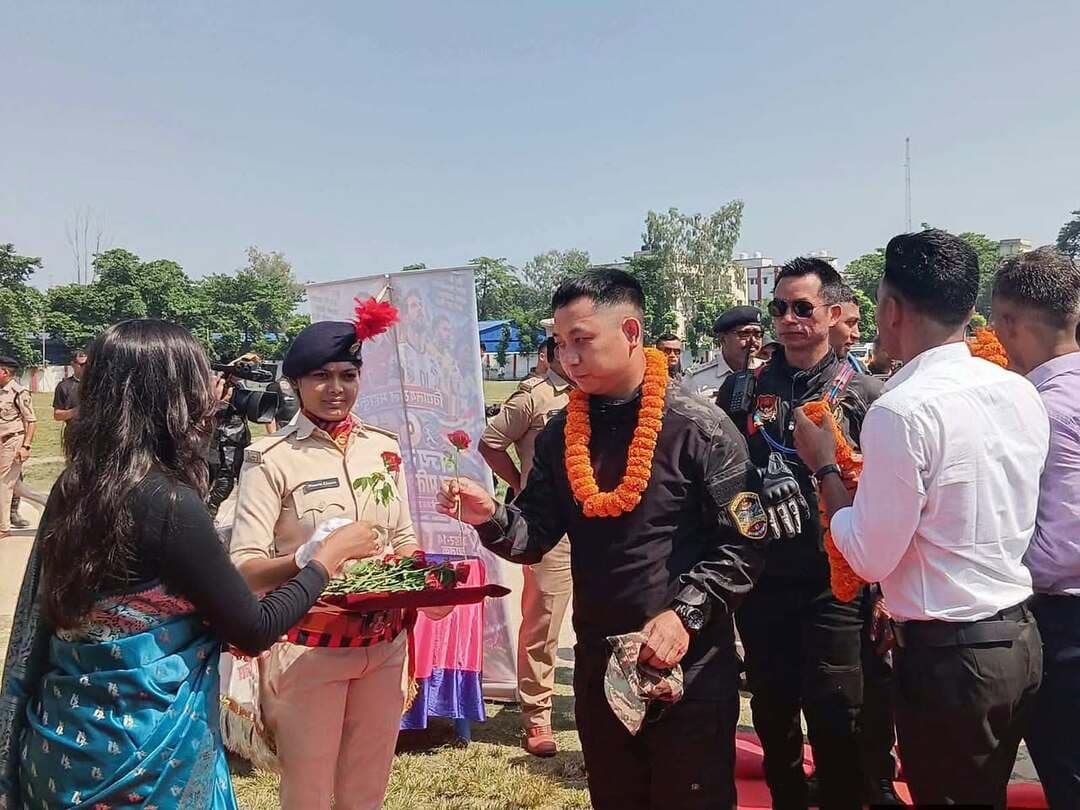 जिला प्रशासन एवं पुलिस प्रशासन, किशनगंज के संयुक्त तत्वावधान में सरदार पटेल जयंती एवं राष्ट्रीय एकता दिवस परेड-2026 के अवसर पर अशफाकउल्लाह खाँ स्टेडियम, खगड़ा, किशनगंज में राष्ट्रीय मोटरसाइकिल रैली के आगमन पर भव्य स्वागत एवं सम्मान समारोह का आयोजन किया गया।
इस अवसर पर जिला पदाधिकारी,पुलिस अधीक्षक, किशनगंज, अनुमंडल पुलिस पदाधिकारी (SDPO), पुलिस उपाधीक्षक (DySP), अनुमंडल पदाधिकारी (SDM) एवं अपर समाहर्ता (ADM) सहित अन्य वरीय पदाधिकारियों द्वारा किशनगंज जिले में राष्ट्रीय मोटरसाइकिल रैली का स्वागत एवं सम्मान किया गया।
इस कार्यक्रम का मुख्य उद्देश्य राष्ट्रीय एकता, अखंडता एवं सामाजिक सद्भाव की भावना को सुदृढ़ करने के साथ-साथ नशामुक्त बिहार एवं गौरवशाली बिहार के संदेश को जन-जन तक पहुँचाना है। राष्ट्रीय मोटरसाइकिल रैली के माध्यम से आमजन को नशे के दुष्प्रभावों के प्रति जागरूक करते हुए नशामुक्त समाज के निर्माण एवं राष्ट्र की एकता और अखंडता बनाए रखने हेतु प्रेरित किया गया।
किशनगंज पुलिस राष्ट्रीय एकता, सामाजिक सद्भाव, जन-जागरूकता एवं नशामुक्त समाज के निर्माण के प्रति सदैव प्रतिबद्ध है।