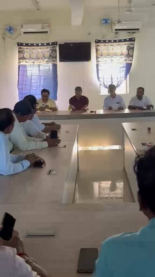 मतदाता सूची में छूटे लोगों के पंजीकरण को चलेगा विशेष अभियान
टेढ़ागाछ। मतदाता सूची में छूटे लोगों और नए युवाओं के पंजीकरण के लिए विशेष अभियान चलाया जाएगा। बुधवार को बीडीओ अजय कुमार की अध्यक्षता में बीएलओ एवं सुपरवाइजर की बैठक हुई। पंचायती राज पदाधिकारी विवेक भारती और राजस्व कर्मचारी अरुण कुमार पांडे उपस्थित रहे। नौ अक्टूबर से आठ नवंबर तक प्रत्येक रविवार मतदान केंद्रों पर विशेष शिविर लगेंगे। बीएलओ घर-घर सत्यापन कर पात्र मतदाताओं का प्रपत्र-6 भरवाएंगे।