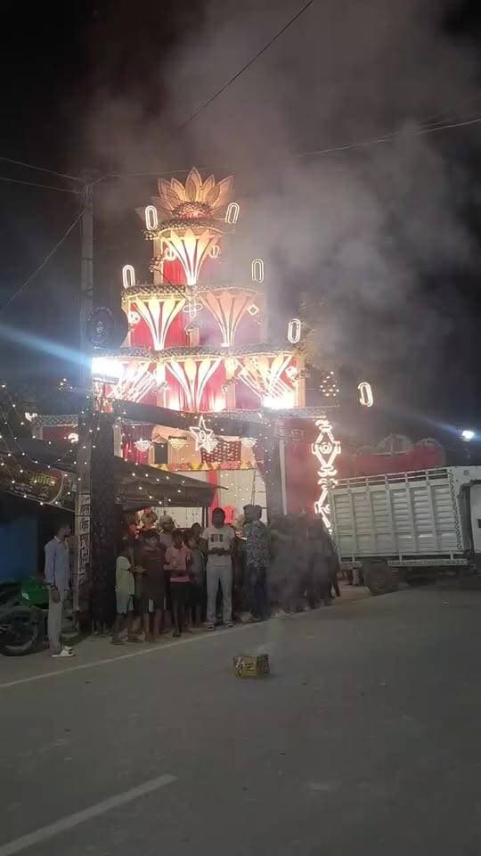 जब ग्रामीण इलाकों में नवरात्रि में दुर्गा माता की मूर्ति को पंडाल के लाया जाता है तो उसे समय का नजारा देखिए कि लोग कितने उत्साहवन होते हैं देखने के लिए.....