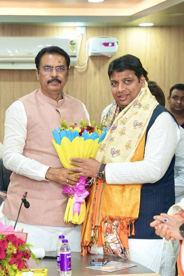 बिहार भाजपा प्रदेश कोर कमिटी की बैठक में संगठन और चुनावी तैयारियों पर मंथन, प्रदेश अध्यक्ष संजय सरावगी और मुख्यमंत्री सम्राट चौधरी हुए शामिल*
बैठक में स्नातक-शिक्षक निर्वाचन और आगामी कार्ययोजना पर हुई चर्चा
पटना। बिहार भाजपा प्रदेश कार्यालय में आज प्रदेश कोर कमिटी की महत्वपूर्ण बैठक आयोजित की गई। इस बैठक में प्रदेश अध्यक्ष संजय सरावगी, मुख्यमंत्री सम्राट चौधरी, प्रदेश संगठन महामंत्री भीखू भाई दलसानिया और सह-प्रभारी रोहन गुप्ता और संगीता यादव प्रमुख रूप से शामिल हुए। बैठक में आगामी स्नातक एवं शिक्षक निर्वाचन की तैयारियों, संगठनात्मक कार्यक्रमों और पार्टी की आगामी कार्ययोजना पर विस्तार से चर्चा की गई।
बैठक में संगठन को और अधिक मजबूत बनाने, कार्यकर्ताओं के बीच बेहतर समन्वय स्थापित करने तथा चुनावी तैयारियों को प्रभावी बनाने पर विचार-विमर्श हुआ। विधान परिषद की आठ सीटों पर हो रहे चुनाव के मद्देनजर रणनीति और संगठनात्मक गतिविधियों की समीक्षा भी चर्चा का प्रमुख विषय रही।
भाजपा के राष्ट्रीय महामंत्री सह बिहार प्रभारी हरीश द्विवेदी बैठक में वर्चुअल माध्यम से शामिल हुए।
इस अवसर पर प्रदेश सह-प्रभारी संगीता यादव के प्रथम बिहार आगमन पर प्रदेश अध्यक्ष संजय सरावगी ने पुष्पगुच्छ भेंट कर उनका स्वागत एवं अभिनंदन किया।
बैठक में पूर्व केंद्रीय मंत्री सह सांसद राधा मोहन सिंह, केंद्रीय गृह राज्य मंत्री नित्यानंद राय, केंद्रीय मंत्री गिरिराज सिंह, पूर्व मंत्री सह विधायक एवं असम प्रभारी मंगल पांडे, सांसद संजय जायसवाल, बिहार सरकार के मंत्री विजय कुमार सिन्हा और दिलीप जायसवाल सहित पार्टी के अन्य वरिष्ठ नेता उपस्थित रहे।
बैठक में वरिष्ठ नेताओं ने संगठनात्मक प्राथमिकताओं और आगामी चुनावी चुनौतियों को ध्यान में रखते हुए पार्टी की तैयारियों को गति देने तथा संगठन को जमीनी स्तर पर और सशक्त बनाने पर जोर दिया।