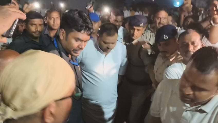 हादसे की न्यायिक जांच हो, दोषी अधिकारियों पर हो सख्त कार्रवाई
राघोपुर नाव हादसे पर तेजस्वी यादव ने बड़ा बयान दिया। उन्होंने कहा कि हादसे की न्यायिक जांच हो और दोषी अधिकारियों पर सख्त कार्रवाई हो।