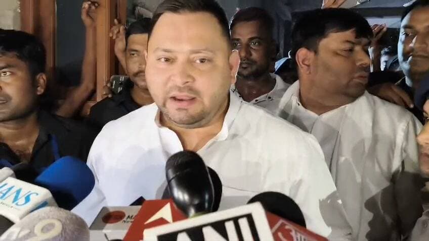 राघोपुर नाव हादसे में 13 मासूमों की मौत, 24 घंटे बाद पहुंचे तेजस्वी यादव - बोले, इस घटना को भूलेंगे नहीं, न्याय के लिए लड़ेंगे
पटना।बिहार के नेता प्रतिपक्ष तेजस्वी यादव के चुनावी क्षेत्र राघोपुर में हुए बड़े नाव हादसे में 13 लोगों की दर्दनाक मौत के 24 घंटे बाद तेजस्वी यादव घटनास्थल पर पहुंचे। उन्होंने पीड़ित परिवारों से मुलाकात की और सरकार पर जमकर निशाना साधा।तेजस्वी यादव ने कहा, इस घटना को भूलेंगे नहीं और इसकी लड़ाई लड़ेंगे।"