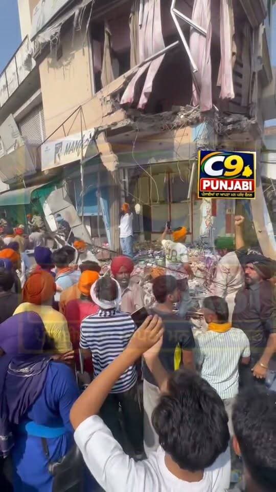 ਪਰਮਿੰਦਰ ਝੋਟਾ ਕਤਲ ਮਾਮਲੇ ਚ ਲੋਕਾਂ ਦਾ ਗੁੱਸਾ, ਪ੍ਰਸ਼ਾਸਨ ਵੱਲੋਂ ਰੋਕਣ ਦੇ ਕੀਤੇ ਜਾ ਰਹੇ ਨੇ ਯਤਨ,