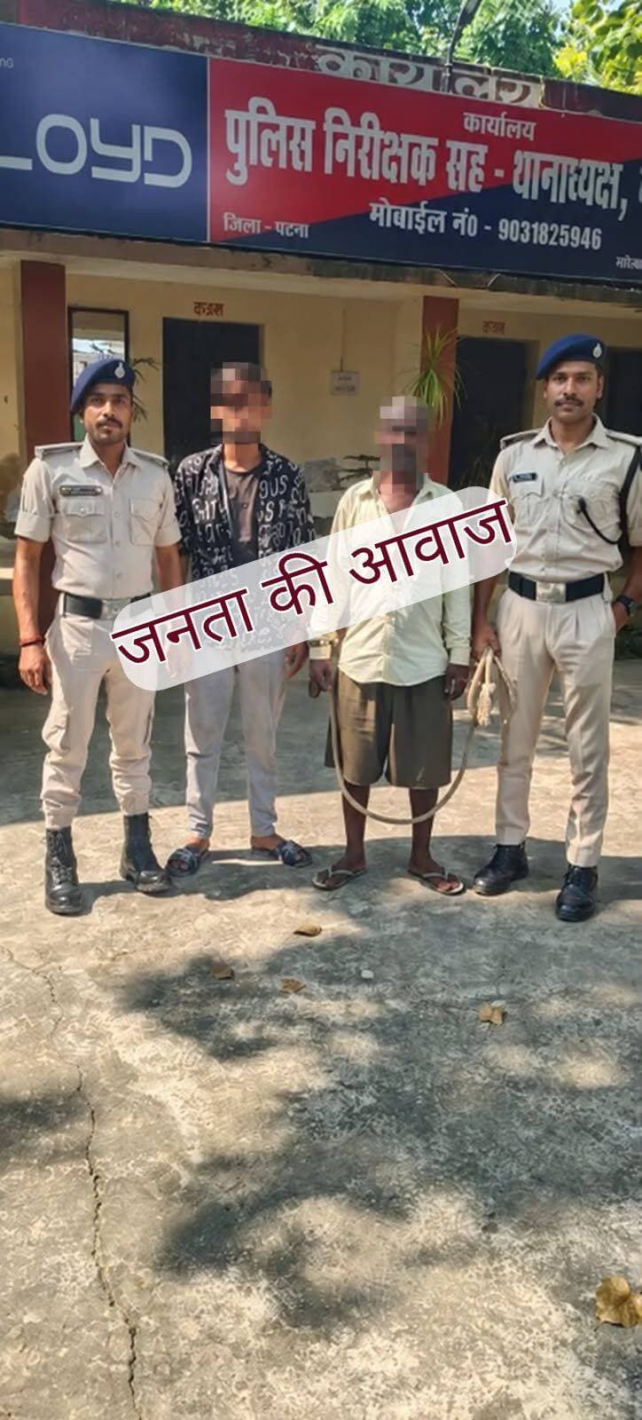 मोकामा पुलिस की बड़ी कार्रवाई: 16 ग्राम स्मैक के साथ दो तस्कर गिरफ्तार, बाइक और नकदी बरामद
मोकामा (पटना): मोकामा थाना पुलिस ने नशे के अवैध कारोबार के खिलाफ चलाए जा रहे विशेष अभियान के तहत एक बड़ी सफलता हासिल की है। पुलिस ने कार्रवाई करते हुए 16 ग्राम स्मैक के साथ दो युवकों को गिरफ्तार किया है। इसके साथ ही, उनके पास से एक मोटरसाइकिल और 11,570 रुपये नकद भी बरामद किए गए हैं, जिनका उपयोग अवैध कारोबार में होने की आशंका है।
गिरफ्तार आरोपियों की पहचान
पुलिस द्वारा पकड़े गए दोनों युवकों की पहचान वीरू कुमार और गोलू कुमार के रूप में हुई है। जानकारी के अनुसार, दोनों आरोपी सम्यागढ़ थाना क्षेत्र के अंतर्गत आने वाले मालपुर गांव के निवासी हैं। पुलिस अब इनके अन्य आपराधिक इतिहास और इस नेटवर्क से जुड़े अन्य लोगों की तलाश में जुटी है।
पुलिस प्रशासन का बयान
इस सफल अभियान की जानकारी देते हुए मोकामा थानाध्यक्ष कुणाल कुमार ने बताया कि क्षेत्र में सूखे नशे के बढ़ते अवैध कारोबार पर पूरी तरह अंकुश लगाने के लिए वरिष्ठ पुलिस अधीक्षक (एसएसपी), पटना के निर्देशानुसार लगातार विशेष अभियान चलाया जा रहा है। इसी अभियान के तहत पुलिस को यह महत्वपूर्ण सफलता मिली है।
थानाध्यक्ष ने स्पष्ट किया कि मोकामा पुलिस इलाके में नशीले पदार्थों की अवैध खरीद-बिक्री और तस्करी को रोकने के लिए पूरी तरह सतर्क और सक्रिय है। गिरफ्तार दोनों युवकों के खिलाफ एनडीपीएस एक्ट और अन्य सुसंगत धाराओं के तहत आगे की कानूनी कार्रवाई की जा रही है तथा उन्हें न्यायिक हिरासत में भेजने की प्रक्रिया भी जारी है।
इलाके में सराहना
मोकामा पुलिस की इस त्वरित और सख्त कार्रवाई की स्थानीय स्तर पर काफी सराहना हो रही है। इसे क्षेत्र में नशीले पदार्थों के अवैध कारोबार के खिलाफ चल रहे अभियान की एक बड़ी कामयाबी के रूप में देखा जा रहा है, जिससे तस्करों में हड़कंप मच गया है।
<nis:link nis:type=tag nis:id=mokama nis:value=Mokama nis:enabled=true nis:link/>