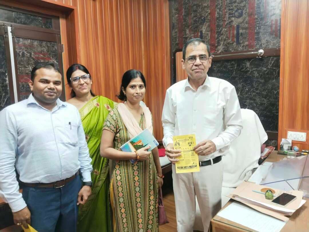कामकाजी महिला छात्रावास ‘आकांक्षा’, भागलपुर के प्रचार-प्रसार हेतु विभिन्न कार्यालयों में किया गया संपर्क
भागलपुर, दिनांक 14 अक्टूबर 2026
कामकाजी महिलाओं को सुरक्षित, सुविधाजनक एवं सुगम आवासीय सुविधा उपलब्ध कराने के उद्देश्य से आज दिनांक 14 अक्टूबर 2026 को कामकाजी महिला छात्रावास ‘आकांक्षा’, भागलपुर की अधीक्षिका स्वाति कुमारी, सहायक अधीक्षिका पूजा कुमारी एवं जेंडर स्पेशलिस्ट विवेक कुमार के द्वारा समाहरणालय परिसर, भागलपुर स्थित विभिन्न कार्यालयों का भ्रमण कर छात्रावास के संबंध में विस्तृत जानकारी दी गई।
इस दौरान टीम द्वारा दिव्यांगजन कार्यालय, निर्वाचन कार्यालय एवं सांख्यिकी कार्यालय सहित अन्य संबंधित कार्यालयों में जाकर कामकाजी महिला छात्रावास की उपलब्ध सुविधाओं, उद्देश्य एवं महिला कर्मियों के लिए इसकी उपयोगिता के बारे में विस्तारपूर्वक बताया गया। साथ ही, पात्र कामकाजी महिलाओं को छात्रावास की सुविधा से जोड़ने तथा इसके व्यापक प्रचार-प्रसार पर भी चर्चा की गई।
इस क्रम में माननीय न्यायाधीश महोदय के समक्ष भी कामकाजी महिला छात्रावास ‘आकांक्षा’ के संबंध में विस्तृत जानकारी प्रस्तुत की गई। छात्रावास की अवधारणा एवं कामकाजी महिलाओं के लिए इसकी उपयोगिता को उन्होंने प्रभावी बताया तथा अधिक-से-अधिक महिलाओं को इस सुविधा का लाभ उठाने के लिए प्रेरित करने में सहयोग देने का आश्वासन दिया।
इस पहल का मुख्य उद्देश्य कामकाजी महिला छात्रावास के प्रति जागरूकता बढ़ाना, अधिकाधिक पात्र महिलाओं तक इसकी जानकारी पहुँचाना तथा उन्हें सुरक्षित एवं सुविधाजनक आवासीय सुविधा का लाभ उठाने के लिए प्रोत्साहित करना है।
कामकाजी महिला छात्रावास ‘आकांक्षा’, भागलपुर के माध्यम से कामकाजी महिलाओं को आवास संबंधी सुविधा उपलब्ध कराने तथा उनके लिए सुरक्षित एवं सहयोगात्मक वातावरण सुनिश्चित करने की दिशा में निरंतर प्रयास किए जा रहे हैं।
#CMSamrat
#samratchoudhary