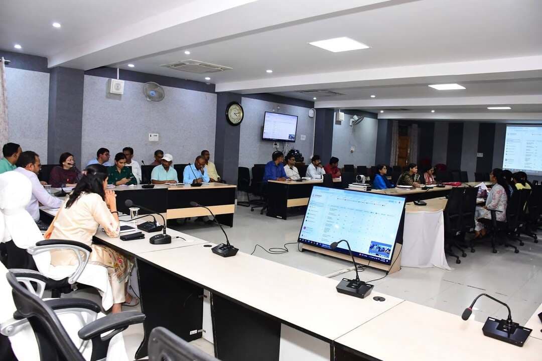 कायाकल्प योजना की समीक्षा बैठक में जिलाधिकारी का सख्त निर्देश, जीर्णोद्धार कार्य 30 नवंबर एवं नवनिर्माण कार्य 31 मार्च तक करें पूर्ण
शिक्षा विभाग के कार्यों की धीमी प्रगति पर जताई नाराजगी, सभी संबंधित विभागों को कार्यों में तेजी लाने का निर्देश
*दिनांक 14 अक्टूबर 2026:-* बिहार सरकार की महत्वाकांक्षी सेवा संकल्प एवं कायाकल्प अभियान (कायाकल्प योजना) के प्रभावी क्रियान्वयन को लेकर जिलाधिकारी की अध्यक्षता में समीक्षा बैठक आयोजित की गई। बैठक में योजना के अंतर्गत विभिन्न विभागों द्वारा कराए जा रहे जीर्णोद्धार, मरम्मत एवं नवनिर्माण कार्यों की प्रगति की विस्तृत समीक्षा की गई।
समीक्षा के क्रम में जिलाधिकारी ने स्पष्ट निर्देश दिया कि जीर्णोद्धार एवं मरम्मत से संबंधित सभी कार्य हर हाल में 30 नवंबर तक, जबकि नवनिर्माण से संबंधित सभी कार्य 31 मार्च तक पूर्ण कर लिए जाएं।
बैठक में जिलाधिकारी ने कहा कि कायाकल्प योजना के तहत संबंधित विभागों की आधारभूत संरचनाओं को बेहतर बनाने तथा आवश्यक सुविधाओं को सुदृढ़ करने के लिए निर्धारित समय-सीमा के भीतर कार्यों को पूरा करना सुनिश्चित किया जाए। इसके लिए सभी संबंधित पदाधिकारी अपने-अपने विभाग से जुड़ी योजनाओं की नियमित समीक्षा करें तथा कार्यों के क्रियान्वयन में तेजी लाएं।
कायाकल्प पोर्टल पर 3,050 योजनाओं की प्रविष्टि पूर्णसमीक्षा बैठक में जानकारी दी गई कि भागलपुर जिले में अब तक कुल 3,050 योजनाओं की प्रविष्टि कायाकल्प पोर्टल पर पूरी कराई जा चुकी है। योजना के तहत जिले में विभिन्न विभागों से संबंधित बुनियादी ढांचागत विकास, मरम्मत, जीर्णोद्धार एवं नवनिर्माण के कार्यों को शामिल किया गया है।कायाकल्प योजना के अंतर्गत मुख्य रूप से छह विभागों के कार्यों की समीक्षा की गई।
इनमें शिक्षा विभाग, बाल विकास परियोजना विभाग (ICDS), कल्याण विभाग, स्वास्थ्य विभाग, पंचायती राज विभाग तथा ग्रामीण विकास विभाग शामिल हैं। इन विभागों के माध्यम से संबंधित संस्थानों एवं सरकारी भवनों की आधारभूत सुविधाओं को सुदृढ़ करने की दिशा में कार्य किया जा रहा है।
बैठक के दौरान जिलाधिकारी ने संबंधित विभागों की योजनाओं की स्थिति की समीक्षा करते हुए तकनीकी एवं प्रशासनिक स्वीकृति से संबंधित प्रक्रियाओं को समय पर पूरा करने तथा स्वीकृत योजनाओं पर अविलंब धरातल पर कार्य प्रारंभ कराने का निर्देश दिया।
उन्होंने कहा कि योजनाओं के क्रियान्वयन में अनावश्यक विलंब नहीं होना चाहिए। सभी संबंधित पदाधिकारी निर्धारित समय-सीमा को ध्यान में रखते हुए कार्यों की प्रगति सुनिश्चित करें। साथ ही, जिन योजनाओं पर अभी तक कार्य प्रारंभ नहीं हुआ है, उन्हें प्राथमिकता के आधार पर शुरू कराया जाए, ताकि निर्धारित समय के भीतर सभी कार्य पूरे किए जा सकें।
समीक्षा के क्रम में शिक्षा विभाग से संबंधित योजनाओं की प्रगति अपेक्षाकृत धीमी पाए जाने पर जिलाधिकारी ने गहरा असंतोष व्यक्त किया। उन्होंने संबंधित पदाधिकारियों को कार्यों में तेजी लाने तथा लंबित योजनाओं के क्रियान्वयन में तत्काल सुधार सुनिश्चित करने का निर्देश दिया।
जिलाधिकारी ने स्पष्ट किया कि सभी विभागों को निर्धारित लक्ष्य के अनुरूप कार्य करना होगा। योजनाओं के क्रियान्वयन में लापरवाही अथवा अनावश्यक विलंब स्वीकार्य नहीं होगा। उन्होंने संबंधित पदाधिकारियों को निर्देश दिया कि वे अपने विभाग की योजनाओं की नियमित निगरानी करें और कार्यों को समयबद्ध तरीके से पूर्ण कराने के लिए आवश्यक कदम उठाएं।
योजना के प्रभावी क्रियान्वयन तथा कार्यों में तेजी लाने के उद्देश्य से जिले के सभी प्रखंड विकास पदाधिकारियों (BDO) को प्रखंड स्तर पर विभिन्न विभागों के पदाधिकारियों के साथ बेहतर समन्वय स्थापित करने का निर्देश दिया गया।
उन्हें निर्देशित किया गया कि वे अपने-अपने प्रखंडों में संचालित कायाकल्प योजनाओं की नियमित समीक्षा करें तथा लंबित परियोजनाओं की स्थिति की जानकारी प्राप्त कर संबंधित विभागों के साथ समन्वय स्थापित करते हुए कार्यों को शीघ्र प्रारंभ एवं पूर्ण कराना सुनिश्चित करें।
जिलाधिकारी ने कहा कि विभागों के बीच प्रभावी समन्वय से योजनाओं के क्रियान्वयन में आने वाली बाधाओं को दूर करने में मदद मिलेगी। इसलिए सभी संबंधित पदाधिकारी आपसी समन्वय के साथ निर्धारित समय-सीमा के भीतर कार्यों को पूरा करने की दिशा में गंभीरता से प्रयास करें।
उक्त समीक्षा बैठक में उप विकास आयुक्त, निदेशक डीआरडीए, निदेशक एनईपी, जिला कार्यक्रम पदाधिकारी (ICDS), जिला कार्यक्रम पदाधिकारी (शिक्षा) सहित विभिन्न संबंधित विभागों के जिला स्तरीय पदाधिकारी उपस्थित थे।
#CMSamrat
#samratchoudhary
