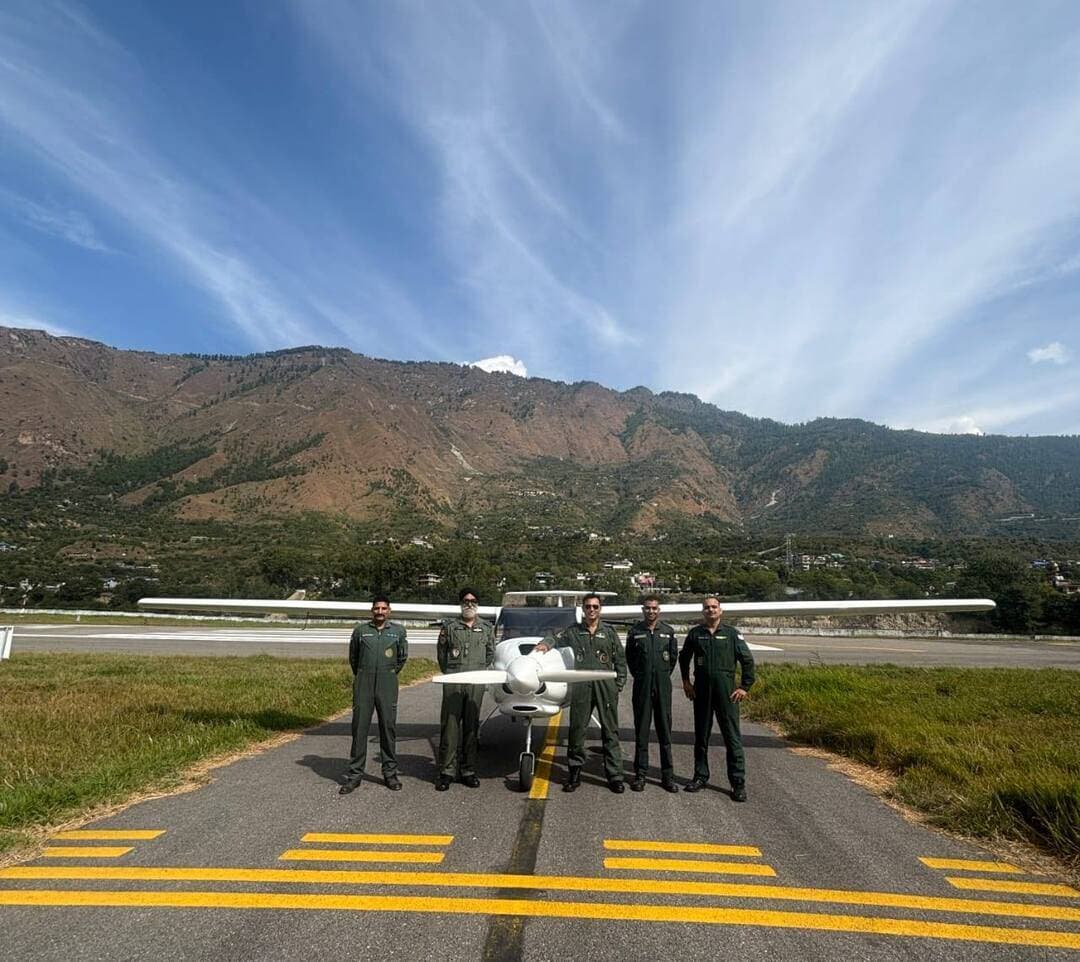 NCC माइक्रोलाइट एयरक्राफ्ट भुंतर एयरपोर्ट पर उतरा, एयर NCC कुल्लू के लिए एक नया चैप्टर शुरू हुआ
Kullu Times
हिमाचल प्रदेश में NCC एयर विंग के लिए एक बड़ी बात यह है कि 1 HP एयर स्क्वाड्रन NCC, कुल्लू का SW-80 माइक्रोलाइट एयरक्राफ्ट पटियाला से आने के बाद भुंतर के कुल्लू-मनाली एयरपोर्ट पर उतरा। एयरक्राफ्ट का आना एयर NCC कुल्लू के लिए एक बड़ी बात है और इससे इस इलाके में NCC एयर विंग के कैडेट्स के लिए फ्लाइंग ट्रेनिंग के मौके काफी बढ़ने की उम्मीद है।
एयरक्राफ्ट को पटियाला से भुंतर तक विंग कमांडर कुणाल शर्मा, 1 HP एयर स्क्वाड्रन NCC, कुल्लू के कमांडिंग ऑफिसर, और विंग कमांडर बजिंदर सिंह गिल, 4 PB एयर स्क्वाड्रन NCC के कमांडिंग ऑफिसर ने उड़ाया।
अब जब एयरक्राफ्ट भुंतर में तैनात है, तो NCC एयर विंग के कैडेट्स ज़रूरी फॉर्मैलिटीज़ और ऑपरेशनल क्लियरेंस पूरी होने पर, लोकल लेवल पर फ्लाइंग ट्रेनिंग ले सकेंगे। इस डेवलपमेंट से सैकड़ों कैडेट्स को एविएशन और प्रैक्टिकल फ्लाइंग एक्सपीरियंस के बारे में बेहतर जानकारी मिलने से फायदा होने की उम्मीद है।
अब तक, कैडेट्स और उनके साथ आने वाले स्टाफ को फ्लाइंग एक्टिविटीज़ के लिए पटियाला जाना पड़ता था, जिसमें काफी समय और लॉजिस्टिक अरेंजमेंट लगते थे। भुंतर में एयरक्राफ्ट मिलने से कुल्लू और आस-पास के इलाकों के कैडेट्स के लिए फ्लाइंग ट्रेनिंग और आसान और सुविधाजनक होने की उम्मीद है।
यह कामयाबी एयरक्राफ्ट के लिए हैंगर फैसिलिटी बनाने की लंबे समय से चल रही कोशिश का भी नतीजा है। हैंगर का मामला 15 साल से ज़्यादा समय से सुलझा नहीं था। हैंगर के पूरा होने और एयरक्राफ्ट के आने से, एयर NCC कुल्लू की लंबे समय से चली आ रही ज़रूरत आखिरकार पूरी हो गई है।
यह डेवलपमेंट एविएशन ट्रेनिंग को मज़बूत करने और युवा NCC कैडेट्स में एडवेंचर, डिसिप्लिन और टेक्निकल लर्निंग की भावना को बढ़ावा देने की दिशा में एक ज़रूरी कदम है। यह उभरते हुए कैडेट्स को एविएशन को एक्सप्लोर करने और फ्लाइंग ऑपरेशन्स की समझ डेवलप करने के बेहतर मौके भी देगा।
इसलिए, भुंतर में SW-80 माइक्रोलाइट एयरक्राफ्ट की लैंडिंग सिर्फ़ एक एयरक्राफ्ट के आने से कहीं ज़्यादा है; यह एयर NCC कुल्लू के लिए एक नए दौर का संकेत है, जो कैडेट्स के लिए फ्लाइंग ट्रेनिंग को और करीब लाएगा और नेशनल कैडेट कॉर्प्स के एविएशन ट्रेनिंग प्रोग्राम में इस इलाके के योगदान को मज़बूत करेगा।