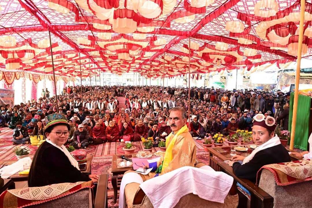 कुंजुंम टनल बनाएगी सरकार, पहले होगा सर्वेः मुख्यमंत्री
स्पीति के विकास पर खर्च होंगे 500 करोड़ रुपयेः मुख्यमंत्री
स्पीति को प्राकृतिक खेती क्षेत्र बनाने, हेलिपोर्ट के सर्वे और कॉलेज खोलने की संभावनाएं तलाशने की घोषणा
Kullu Times
मुख्यमंत्री ठाकुर सुखविन्द्र सिंह सुक्खू ने कुंजुम पास के नीचे टनल निर्माण के लिए सर्वे करवाने तथा इसकी विस्तृत परियोजना रिपोर्ट (डीपीआर) तैयार करने का आश्वासन दिया। उन्होंने कहा कि इस टनल के निर्माण के लिए राज्य सरकार प्रयासरत है और इसके निर्माण से क्षेत्र के लोगों और पर्यटकों को वर्षभर बेहतर सड़क संपर्क सुविधा उपलब्ध होगी। मुख्यमंत्री ने स्पीति घाटी को प्राकृतिक खेती क्षेत्र घोषित करने की घोषणा करते हुए कहा कि काजा में कॉलेज खोलने की संभावनाएं तलाशी जाएंगी। इसके अतिरिक्त, काजा में स्त्री रोग विशेषज्ञ और मेडिसिन विशेषज्ञ चिकित्सकों की नियुक्ति की जाएगी। उन्होंने काजा में हेलिपोर्ट निर्माण के लिए सर्वे करवाने का आश्वासन भी दिया, जिससे क्षेत्र में पर्यटन गतिविधियों को बढ़ावा मिलने के साथ स्थानीय लोगों को लाभ मिलेगा।
मुख्यमंत्री ने अपने दो दिवसीय प्रवास पर स्पीति घाटी के काजा में जनसभा को संबोधित करते हुए कहा कि राज्य सरकार आने वाले समय में स्पीति के विकास पर 500 करोड़ रुपये खर्च करने जा रही है। समदो-काजा ट्रांसमिशन लाइन का कार्य तीन वर्षों में पूरा करने का लक्ष्य निर्धारित किया गया है, जिस पर लगभग 350 करोड़ रुपये खर्च किए जाएंगे। उन्होंने कहा कि राज्य सरकार स्पीति के लोगों की आय दोगुनी करने की दिशा में प्रयासरत है। सुक्खू ने कहा कि जब वह पहली बार 15 अप्रैल को हिमाचल दिवस कार्यक्रम के दौरान इस क्षेत्र में आए थे, तब स्थानीय लोगों ने बिजली की समस्या उनके समक्ष रखी थी। अब इस दिशा में किए गए प्रयास धरातल पर उतरने लगे हैं। उन्होंने कहा कि हिमाचल प्रदेश का लगभग 42 प्रतिशत भू-भाग शीत मरुस्थलीय क्षेत्र में आता है और इन क्षेत्रों में रहने वाली आबादी के विकास के लिए सरकार विशेष ध्यान दे रही है तथा अधिक धनराशि खर्च की जा रही है।
कर्मचारियों के कल्याण और पुरानी पेंशन योजना पर सरकार की प्रतिबद्धता को दोहराते हुए मुख्यमंत्री ने कहा कि राज्य सरकार कर्मचारियों के कल्याण के लिए निरंतर प्रयास कर रही है। उन्होंने दिवाली के अवसर पर महंगाई भत्ते की किस्त जारी करने पर विचार करने की बात कही। उन्होंने कहा कि कर्मचारियों को आत्मसम्मान के साथ वृद्धावस्था में जीवन-यापन करने और सामाजिक सुरक्षा प्रदान करने के उद्देश्य से पुरानी पेंशन योजना बहाल की गई है तथा आने वाले समय में और कर्मचारियों को इसके दायरे में लाने पर विचार किया जा रहा है। उन्होंने आरोप लगाया कि ओपीएस लागू करने के कारण केंद्र सरकार ने हिमाचल प्रदेश को प्रतिवर्ष मिलने वाले 1,600 करोड़ रुपये रोक दिए हैं।
स्वास्थ्य सेवाओं को सुदृढ़ करने के लिए किए जा रहे प्रयासों को प्रतिबिंबित करते हुए मुख्यमंत्री ने कहा कि केंद्रीय स्वास्थ्य मंत्री जगत प्रकाश नड्डा प्रदेश सरकार पर स्वास्थ्य सेवाओं के लिए धन खर्च करने को लेकर सवाल उठा रहे हैं, जबकि पिछली भाजपा सरकार के कार्यकाल में प्रदेश के मेडिकल कॉलेजों और अन्य स्वास्थ्य संस्थानों में केवल 35 प्रतिशत कर्मचारी उपलब्ध थे। वर्तमान सरकार के प्रयासों से यह संख्या बढ़कर 70 प्रतिशत तक पहुंच गई है। उन्होंने कहा कि कांग्रेस सरकार ने सत्ता में आने के बाद क्रिटिकल केयर ब्लॉक का कार्य शुरू करवाया।
आयुष्मान भारत योजना का उल्लेख करते हुए उन्होंने कहा कि इस योजना में वर्ष 2023-27 के बीच प्रदेश की हिस्सेदारी लगभग 26 करोड़ रुपये हैं लेकिन इस योजना के सफल क्रियान्वयन के लिए राज्य ने लगभग 204 करोड़ रुपये प्रदान किए हैं।
मुख्यमंत्री ने कहा कि पिछली भाजपा सरकार के कार्यकाल में प्रदेश के लोगों को लगभग 1,000 करोड़ रुपये का इलाज करवाने के लिए राज्य से बाहर जाना पड़ता था। वर्तमान सरकार ने प्रदेश के सभी चिकित्सा महाविद्यालयों में एम्स दिल्ली की तर्ज पर आधुनिक चिकित्सा तकनीक उपलब्ध करवाने के लिए प्रदेश सरकार ने अपने संसाधनों से धनराशि खर्च की है। उन्होंने कहा कि भ्रष्टाचार के रास्तों को बंद करके राज्य सरकार ने 4,000 करोड़ रुपये की अतिरिक्त आय अर्जित की है, जिसका उपयोग जनकल्याणकारी योजनाओं को संचालित करने में किया जा रहा है।
मुख्यमंत्री ने लाहौल-स्पीति के पूर्व विधायक पर निशाना साधते हुए कहा कि उन्होंने कभी कल्पना नहीं की थी कि वह क्षेत्र की जनता के साथ विश्वासघात करेंगे। उन्होंने कहा कि कांग्रेस छोड़ने वाले नेताओं के राजनीतिक भविष्य को प्रदेश की जनता तय करेगी। उन्होंने उप-चुनाव में लाहौल-स्पीति की जनता द्वारा महिला विधायक को चुनने का उल्लेख करते हुए कहा कि वह आज क्षेत्र के लोगों के हितों की लड़ाई लड़ रही हैं।
मुख्यमंत्री ने कहा कि राहुल गांधी के नेतृत्व में वोट चोरी के खिलाफ बड़ा आंदोलन खड़ा किया जा रहा है। उन्होंने भाजपा पर विधायकों की खरीद-फरोख्त का आरोप लगाते हुए कहा कि नौ विधायकों को अपने पक्ष में करके हिमाचल प्रदेश की सरकार गिराने का प्रयास किया गया था, लेकिन भगवान, जनता और प्रदेश के देवी-देवताओं के आशीर्वाद से राज्य सरकार सफलतापूर्वक कार्य कर रही है।
मुख्यमंत्री ने कहा कि राज्य सरकार ने महिलाओं को 1,500 रुपये की आर्थिक सहायता देने की शुरुआत भी स्पीति की महिलाओं से की थी। उन्होंने घोषणा की कि सरकार ‘अपना परिवार, सुखी परिवार’ योजना शुरू करने जा रही है। इसके तहत प्रदेश की सभी पात्र महिलाओं को 1,500 रुपये मासिक पेंशन, 300 यूनिट मुफ्त बिजली तथा प्रतिवर्ष 10 लाख रुपये का बीमा उपलब्ध करवाने का प्रावधान होगा।
विधायक अनुराधा राणा ने क्षेत्र में क्रियान्वित किए जा रहे विकास कार्यों का उल्लेख करते हुए कहा कि 15 अप्रैल, 2023 को मुख्यमंत्री द्वारा की गई सभी घोषणाओं को पूरा कर दिया गया है। बौद्ध संस्कृति की यह धरती करुणा और प्रेम का प्रतीक है। उन्होंने कहा कि मुख्यमंत्री आम आदमी की समस्याओं को समझते हैं, क्योंकि वह स्वयं संघर्ष के रास्ते से आगे बढ़े हैं। उन्होंने कहा कि मुख्यमंत्री क्षेत्र में अगले दो-तीन वर्षों में 24 घंटे बिजली उपलब्ध करवाने के लिए प्रयासरत हैं। पहले क्षेत्र में चिकित्सकों की कमी थी, लेकिन अब विशेषज्ञ चिकित्सकों की नियुक्ति की गई है और क्षेत्र को 12 वर्षों बाद खंड चिकित्सा अधिकारी (बीएमओ) मिला है। विधायक ने नौतोड़ के मुद्दे का उल्लेख करते हुए कहा कि कांग्रेस इस मांग को लेकर लंबे समय से संघर्ष कर रही है और राज्य सरकार लगातार राज्यपाल के समक्ष इस विषय को उठा रही है।
उन्होंने कहा कि प्रदेश सरकार स्पीति में पर्यटन को बढ़ावा देने के लिए भी प्रयास कर रही है। क्षेत्र में 75 करोड़ रुपये की लागत से आइस हॉकी ग्राउंड तथा आठ करोड़ रुपये की लागत से क्रिकेट ग्राउंड स्वीकृत किए गए हैं। इसके अतिरिक्त, स्टार गेजिंग की शुरुआत की गई है और शीतकालीन खेलों को बढ़ावा देने की दिशा में भी कदम उठाए जा रहे हैं।
इस अवसर पर जिला कांग्रेस अध्यक्ष दोरजे लारजे, पंचायत समिति अध्यक्ष छेरिंग डोलमा, उपाध्यक्ष महिंद्र, ब्लॉक कांग्रेस अध्यक्ष छेरिंग और अन्य गणमान्य उपस्थित थे।
Sukhvinder Singh Sukhu Anuradha Rana
