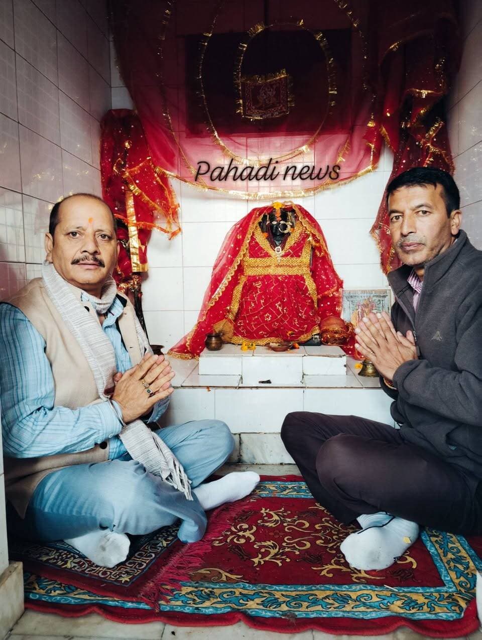 जनसभा की तैयारियों के बीच विधायक डीएस ठाकुर ने नाग मंदिर में किए दर्शन, बाजार में लोगों से की मुलाकात
पहाड़ी न्यूज़ सुनील पहाड़ी ✍️
सलूणी (चंबा)। जिला चंबा के भलेई में 17 अक्टूबर 2026 को प्रस्तावित पूर्व मुख्यमंत्री एवं नेता प्रतिपक्ष जयराम ठाकुर की जनसभा को लेकर भाजपा मंडल सलूणी ने तैयारियां तेज कर दी हैं। इसी कड़ी में विधायक डीएस ठाकुर ने भाजपा मंडल सलूणी के अध्यक्ष मदन ठाकुर एवं मंडल पदाधिकारियों के साथ बैठक कर कार्यक्रम की तैयारियों का जायजा लिया और आवश्यक दिशा-निर्देश दिए।
बैठक के बाद स्थानीय विधायक डीएस ठाकुर ने नाग मंदिर में पहुंचकर माथा टेका और पूजा-अर्चना की। इसके उपरांत उन्होंने सलूणी बाजार में स्थानीय लोगों और दुकानदारों से मुलाकात की तथा उनके साथ विभिन्न विषयों पर विचार-विमर्श किया।
विधायक की बाजार में लोगों से हुई इस मुलाकात के दौरान स्थानीय मुद्दों और जनसमस्याओं को लेकर भी चर्चा हुई। वहीं, 17 अक्टूबर को भलेई में होने वाले जनप्रतिनिधि सम्मान सम्मेलन और जनसभा को लेकर भाजपा कार्यकर्ताओं में तैयारियां जारी हैं।
#PahadiNews #SunilPahadi #DSThakur #Salooni #ChambaNews #BJP #Bhलेई #जनसभा