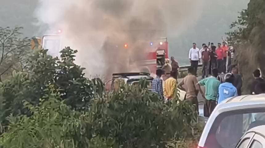 🔥 मंडी: कटिंडी के पास चलती टैक्सी में लगी आग, चालक समेत छह ने भागकर बचाई जान
मंडी में कटिंडी के पास आईआईटी कमांद से शहर की ओर आ रही टैक्सी में अचानक आग लग गई। टैक्सी में सवार चालक और छह प्रशिक्षुओं ने समय रहते बाहर निकलकर अपनी जान बचाई। देखते ही देखते टैक्सी आग की लपटों में घिर गई और दमकल वाहन के पहुंचने तक पूरी तरह जलकर राख हो गई।
📍 स्थान: कटिंडी, मंडी (हिमाचल प्रदेश)
#Mandi #HimachalPradesh #BreakingNews #TaxiFire #IITMandi