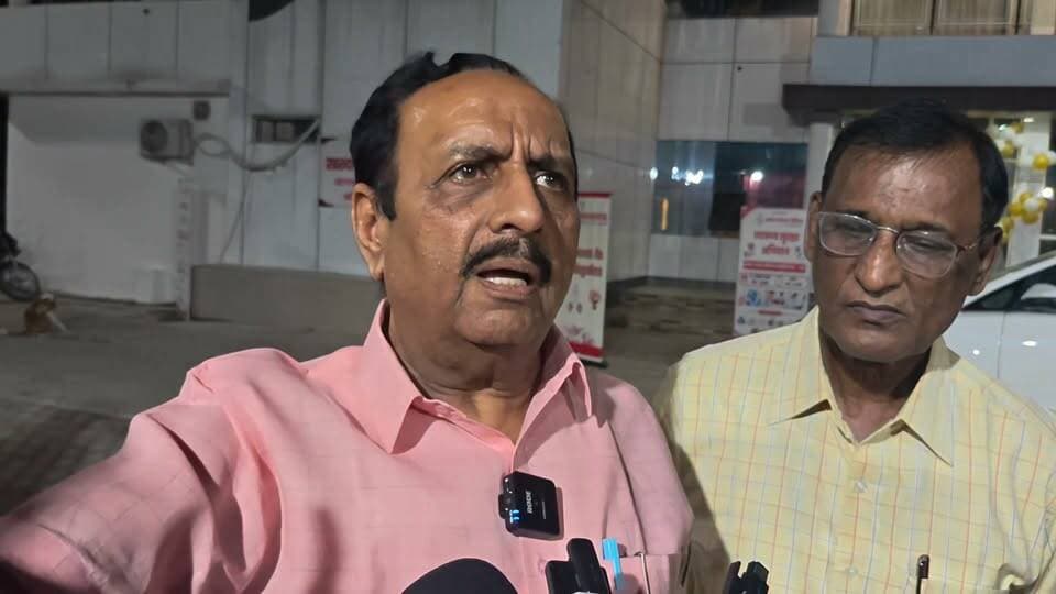 मऊ में इलेक्ट्रिक बस चलाने की मांग, अधिवक्ता हरिद्वार राय ने परिवहन मंत्री दयाशंकर सिंह से की मुलाकात
#मऊ #खबरेंअभीतक #KhabareAbhiTak #ElectricBus #MauNews