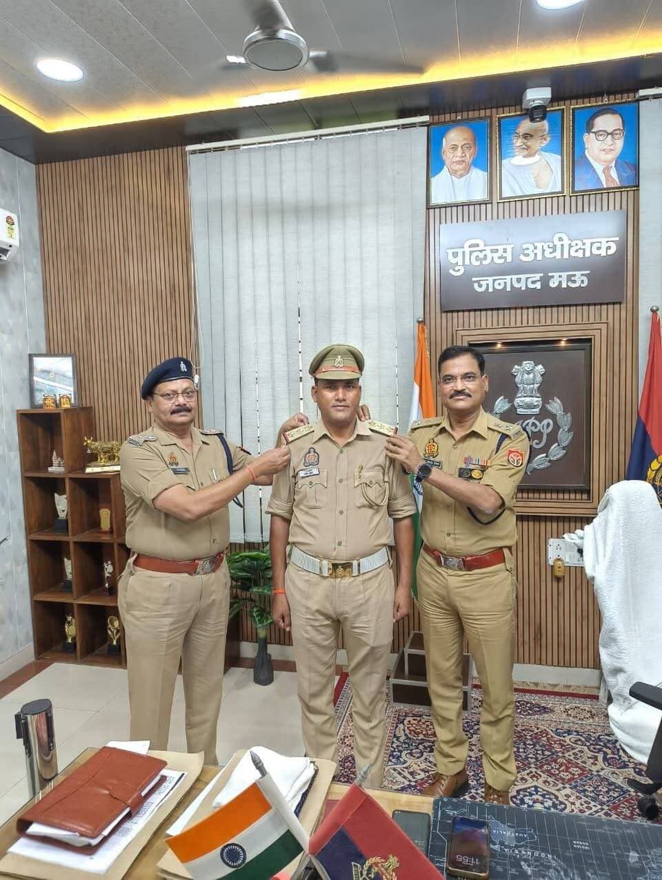 मऊ में उपनिरीक्षक संतोष कुमार यादव बने निरीक्षक, एसपी ने कंधों पर स्टार लगाकर दी बधाई
मऊ में यातायात शाखा में तैनात उपनिरीक्षक संतोष कुमार यादव को निरीक्षक पद पर पदोन्नति मिली है। 14 अक्टूबर को पुलिस अधीक्षक कार्यालय में एसपी सर्वेश कुमार मिश्रा ने उनके कंधों पर स्टार लगाकर पदोन्नति की बधाई और शुभकामनाएं दीं। इस दौरान पुलिस अधीक्षक ने उनके उज्ज्वल भविष्य की कामना करते हुए पूरी निष्ठा, ईमानदारी और लगन के साथ अपने कर्तव्यों का निर्वहन करने के लिए प्रेरित किया। निरीक्षक पद पर पदोन्नति मिलने से पुलिसकर्मी के लिए यह एक महत्वपूर्ण उपलब्धि है।