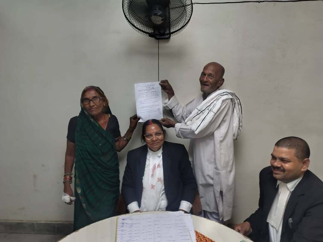 मऊ में मध्यस्थता से 81 दिनों में बुजुर्ग दंपति का विवाद सुलझा, फिर साथ रहने का लिया संकल्प
मऊ में मध्यस्थता के जरिए एक बुजुर्ग दंपति के भरण-पोषण से जुड़े विवाद का सौहार्दपूर्ण समाधान कराया गया है। सर्वोच्च न्यायालय के तत्वावधान में संचालित ‘मेडिएशन फॉर द नेशन 3.0’ अभियान के तहत जिला विधिक सेवा प्राधिकरण ने यह पहल की। प्राधिकरण के अध्यक्ष संजय कुमार यादव के नेतृत्व में अधिवक्ता मध्यस्थ कंचनलता ने करीब आठ बैठकों के माध्यम से 24 जुलाई से 13 अक्टूबर 2026 के बीच विवाद का निस्तारण कराया। कुल 81 दिनों में समाधान के बाद दंपति ने फिर से साथ रहने का संकल्प लिया। जिला विधिक सेवा प्राधिकरण के सचिव ने आमजन से अपील की है कि विवादों का शांतिपूर्ण समाधान कराने के लिए मध्यस्थता का विकल्प अपनाएं। निःशुल्क विधिक सहायता और जानकारी के लिए जिला न्यायालय परिसर स्थित प्राधिकरण कार्यालय में संपर्क किया जा सकता है या हेल्पलाइन नंबर 15100 पर कॉल किया जा सकता है।