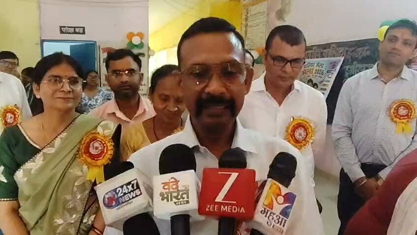 हमीरपुर - राजकीय बालिका इंटर कॉलेज में कैरियर गाइडेंस मेला का किया गया आयोजन,
मुख्य अतिथि जिलाधिकारी अशोक कुमार ने दीप प्रज्वलित कर किया कार्यक्रम का शुभारंभ,
छात्राओं ने प्रस्तुत किये संस्कृतिक कार्यक्रम,
शिक्षा को बढ़ावा देने के लिए छात्राओं ने नुक्कड़ नाटक भी प्रस्तुत किये,
खेलकूद प्रतियोगिता में अव्वल स्थान प्राप्त करने पर डीएम ने छात्राओं को किया सम्मानित,
डीएम ने फीता काटकर कैरियर मेला स्टॉल का किया शुभारंभ,
छात्राओं द्वारा लगाए गए विभिन्न स्टालों का किया अवलोकन,
अलग अलग क्षेत्रों में कैरियर बनाने को लेकर डीएम छात्राओं को दी जानकारी,
जिला मुख्यालय के जीजीआईसी में किया गया कार्यक्रम का आयोजन।