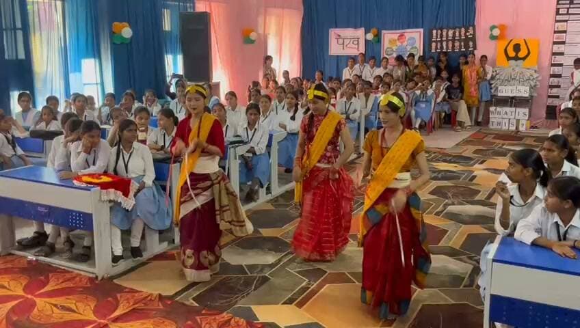 हमीरपुर - राजकीय बालिका इंटर कॉलेज में कैरियर गाइडेंस मेला का किया गया आयोजन,
मुख्य अतिथि जिलाधिकारी अशोक कुमार ने दीप प्रज्वलित कर किया कार्यक्रम का शुभारंभ,
छात्राओं ने प्रस्तुत किये संस्कृतिक कार्यक्रम,
शिक्षा को बढ़ावा देने के लिए छात्राओं ने नुक्कड़ नाटक भी प्रस्तुत किये,
खेलकूद प्रतियोगिता में अव्वल स्थान प्राप्त करने पर डीएम ने छात्राओं को किया सम्मानित,
डीएम ने फीता काटकर कैरियर मेला स्टॉल का किया शुभारंभ,
छात्राओं द्वारा लगाए गए विभिन्न स्टालों का किया अवलोकन,
अलग अलग क्षेत्रों में कैरियर बनाने को लेकर डीएम छात्राओं को दी जानकारी,
जिला मुख्यालय के जीजीआईसी में किया गया कार्यक्रम का आयोजन।