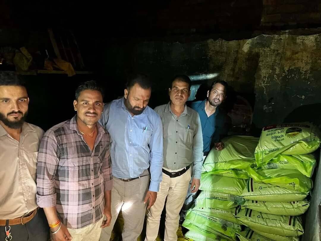 ➡️ बीना में संदिग्ध डीएपी खाद की शिकायत पर कार्रवाई, प्रयोगशाला में भेजने हेतु लिए गए नमूने
किसानों से प्राप्त सूचना एवं शिकायतों के आधार पर राजस्व एवं कृषि विभाग की संयुक्त टीम ने ग्राम पड़रिया एवं ग्राम कुरुवा में संदिग्ध डीएपी खाद की बोरी मिलने पर कार्रवाई की। टीम ने संबंधित स्थानों से खाद के नमूने लेकर प्रयोगशाला जांच हेतु भेजे तथा पंचनामा तैयार कर आगे की वैधानिक कार्रवाई के लिए प्रकरण पुलिस को भेजा।
प्राप्त शिकायत के अनुसार के ग्राम पड़रिया निवासी सुरेंद्र सिंह ठाकुर के निवास पर नकली डीएपी खाद होने की सूचना मिलने पर संयुक्त टीम ने मौके पर पहुंचकर बोरियों की जांच की। प्रारंभिक जांच में खाद संदिग्ध पाई गई। इसके बाद डीएपी खाद के नमूने लेकर प्रयोगशाला जांच हेतु भेजे गए।
इसी प्रकार, ग्राम कुरुवा निवासी रोहित राय से डीएपी खाद खरीदने वाले कृषक श्री बालमुकुंद दुबे निवासी ग्राम हिरनछिपा एवं कुछ अन्य किसानों ने कृषि विभाग में लिखित शिकायत प्रस्तुत की थी। शिकायतकर्ता किसानों ने खरीदी गई डीएपी खाद के नकली होने की आशंका जताई थी। शिकायत के आधार पर संयुक्त टीम ने पहुंचकर खाद के नमूने एकत्रित किए। प्रारंभिक जांच में खाद संदिग्ध प्रतीत हुई।मामले में पंचनामा तैयार कर किसानों के बयान दर्ज किए गए तथा नमूने प्रयोगशाला जांच हेतु भेजे गए। आगे की वैधानिक कार्रवाई एवं प्राथमिकी दर्ज करने के लिए प्रकरण पुलिस को भेजा गया है।उक्त दोनों स्थानों पर पाई गई डीएपी के स्रोत के बारे में गहन पूछताछ की गई।
इस कार्रवाई में राजस्व विभाग के नायब तहसीलदार हेमराज मेहर, वरिष्ठ कृषि विकास अधिकारी अवधेश राय, कृषि विस्तार अधिकारी प्रताप बागरी, उर्वरक निरीक्षक दीपेश मोगे तथा ग्राम पड़रिया के कोटवार सहित राजस्व एवं कृषि विभाग की संयुक्त टीम शामिल रही।
कृषि विभाग ने किसानों से अपील की है कि खाद खरीदते समय उसकी पैकिंग, गुणवत्ता एवं बिल की जांच अवश्य करें। नकली खाद की आशंका होने पर तत्काल संबंधित विभाग को सूचना दें, ताकि किसानों के हितों की रक्षा की जा सके।
#jansamparkMP #sagar