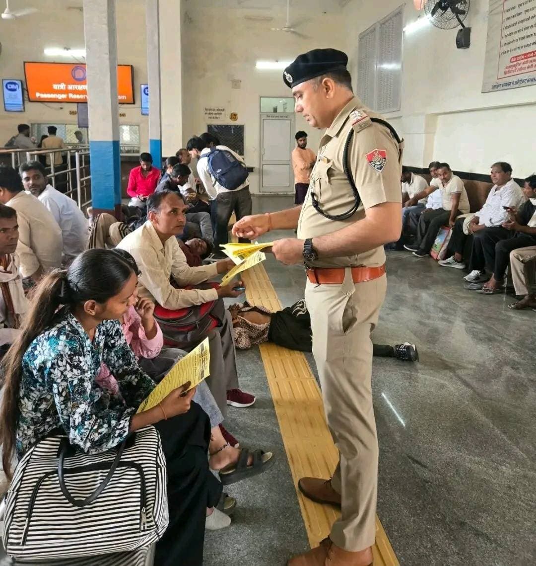 "क्यूआर कोड ठगी" के संबंध में थाना साइबर अपराध प्रभारी रविंद्र कुमार ने अपनी टीम के साथ रेलवे स्टेशन यमुनानगर तथा अग्रसेन चौक जगाधरी में सेवा संकल्प अभियान के दौरान पहुंचे आम नागरिकों को साइबर ठगी के इस तरीके के बारे में विस्तार से जानकारी देकर किया जागरूक।