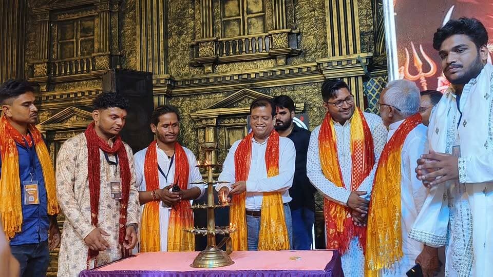 कांग्रेस नेता जितेन्द्र नाथ ने डांडिया नाईट कार्यक्रम का उद्घाटन किया।