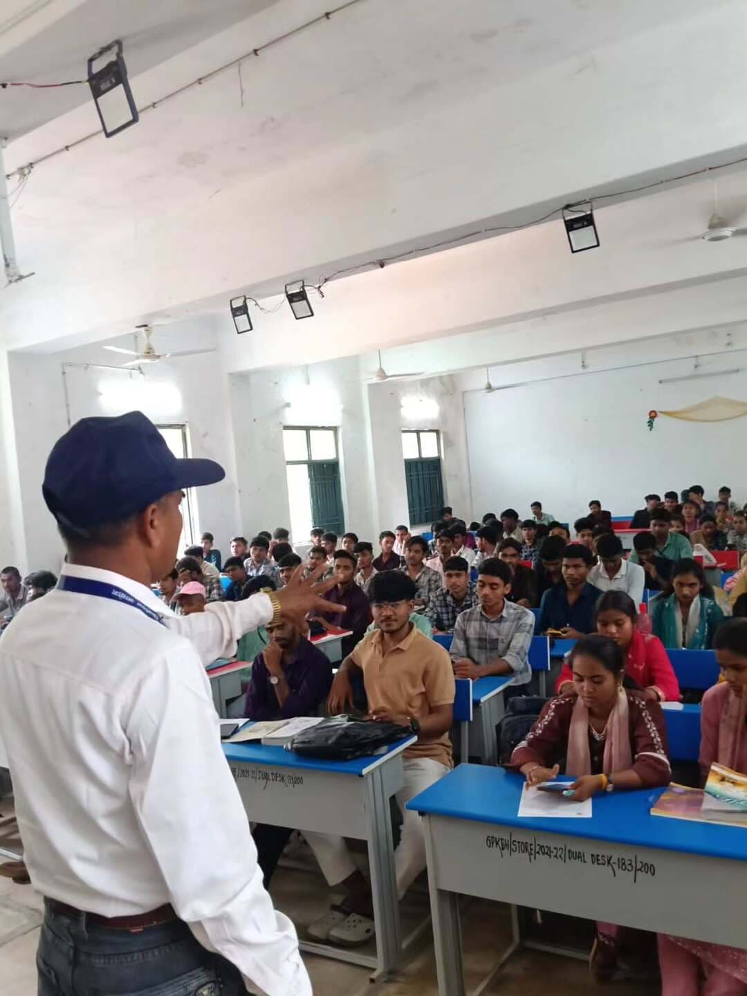 भारत निर्वाचन आयोग एवं मुख्य निर्वाचन पदाधिकारी, छत्तीसगढ़ के निर्देशानुसार जिले में पात्र युवाओं का मतदाता सूची में पंजीकरण सुनिश्चित करने तथा मतदान के प्रति जागरूकता बढ़ाने के उद्देश्य से शासकीय पॉलिटेक्निक खैरागढ़ में एकदिवसीय मतदाता जागरूकता कार्यशाला का आयोजन किया गया। कार्यशाला में छात्र-छात्राओं को मतदाता पंजीकरण की प्रक्रिया, निर्वाचन संबंधी अधिकारों एवं लोकतांत्रिक व्यवस्था में मतदान के महत्व की विस्तृत जानकारी दी गई।
#kcgdistt