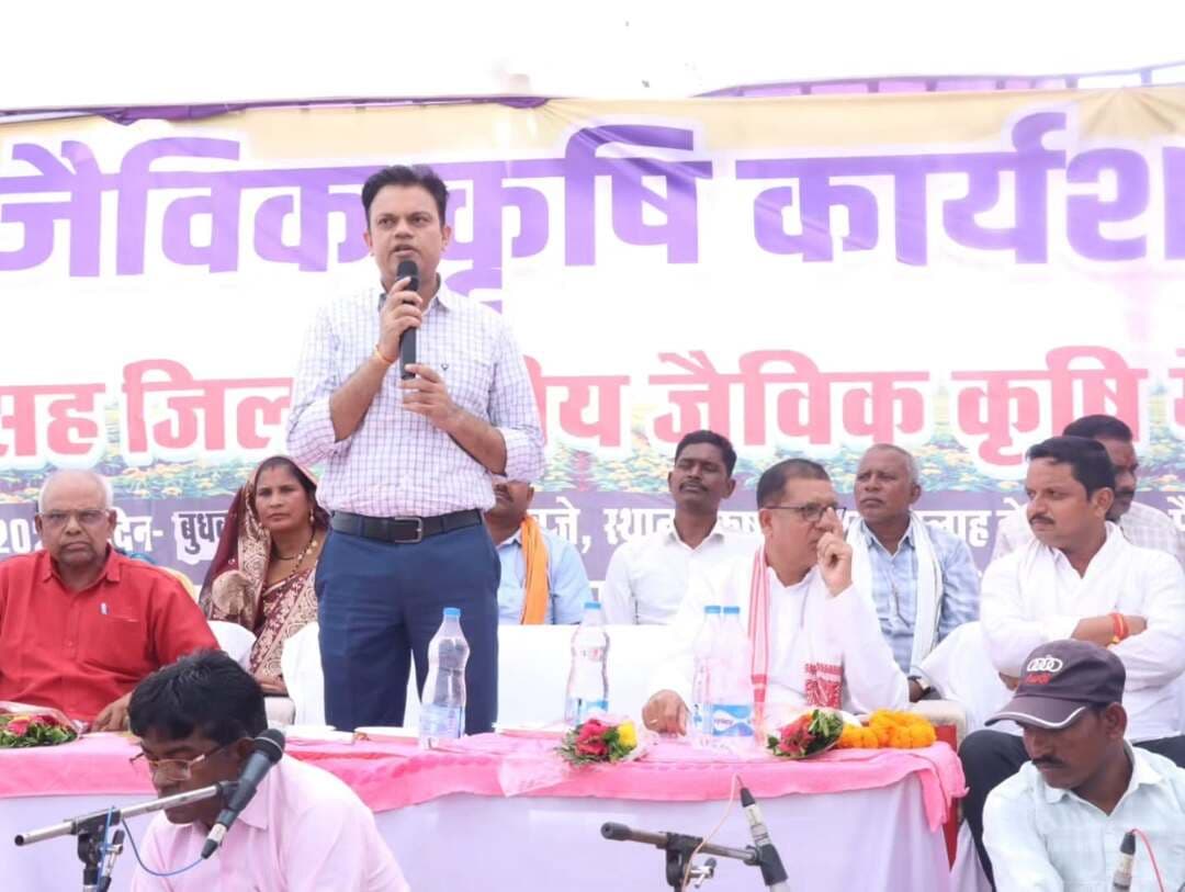 सेवा संकल्प अभियान अंतर्गत खैरागढ़-छुईखदान-गंडई जिले के सुदूर वनांचल क्षेत्र साल्हेवारा में कृषि विभाग एवं संबंधित विभागों के संयुक्त तत्वावधान में जैविक किसान मेला एवं कृषि कार्यशाला का आयोजन किया गया। कार्यक्रम में जिले के 600 से अधिक किसानों ने उत्साहपूर्वक भाग लेकर जैविक एवं प्राकृतिक खेती की आधुनिक तकनीकों, उन्नत कृषि पद्धतियों और शासन की किसान कल्याणकारी योजनाओं की जानकारी प्राप्त की। कार्यक्रम का मुख्य उद्देश्य किसानों को कम लागत में अधिक उत्पादन प्राप्त करने, रासायनिक उर्वरकों पर निर्भरता कम करने, मिट्टी की उर्वरता बनाए रखने तथा टिकाऊ एवं लाभकारी खेती के लिए प्रोत्साहित करना रहा। कार्यशाला में जैविक खेती, तिलहन फसलों का उत्पादन बढ़ाने, मृदा स्वास्थ्य संरक्षण, फसल विविधीकरण और किसानों की आय में वृद्धि के विभिन्न उपायों पर विस्तार से चर्चा की गई।
#सेवा_संकल्प_अभियान #SevaSankalpAbhiyan #SevaSankalp #JanSeva #JanBhagidari ViksitChhattisgarh SevaSeVikas
modiat25