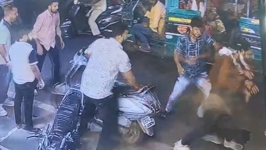 ग्वालियर में दुकान से बाहर बुलाकर एक कर्मचारी पर चाक़ू से ताबड़तोड़ हमला,
स्कूटी पर सवार बदमाश ने दिया वारदात को अंजाम,
घायल कर्मचारी का नाम मनीष लालवानी,
वारदात के बाद भीड़ जुटती देख आरोपी स्कूटी छोड़कर हुआ फरार,
घटना की वजह संभवतः पैसों का लेनदेन,
घटना की सूचना मिलते ही मौके पर पहुंची पुलिस,
घायल कर्मचारी को पहुंचाया गया अस्पताल,
नई सड़क स्थित कान्हा फैशन स्टूडियो के बाहर की,
जनकगंज थाना क्षेत्र का मामला
#CrimeNews #NewsImpact #gwaliorpolice
#gwalior @highlight Gwalior Police